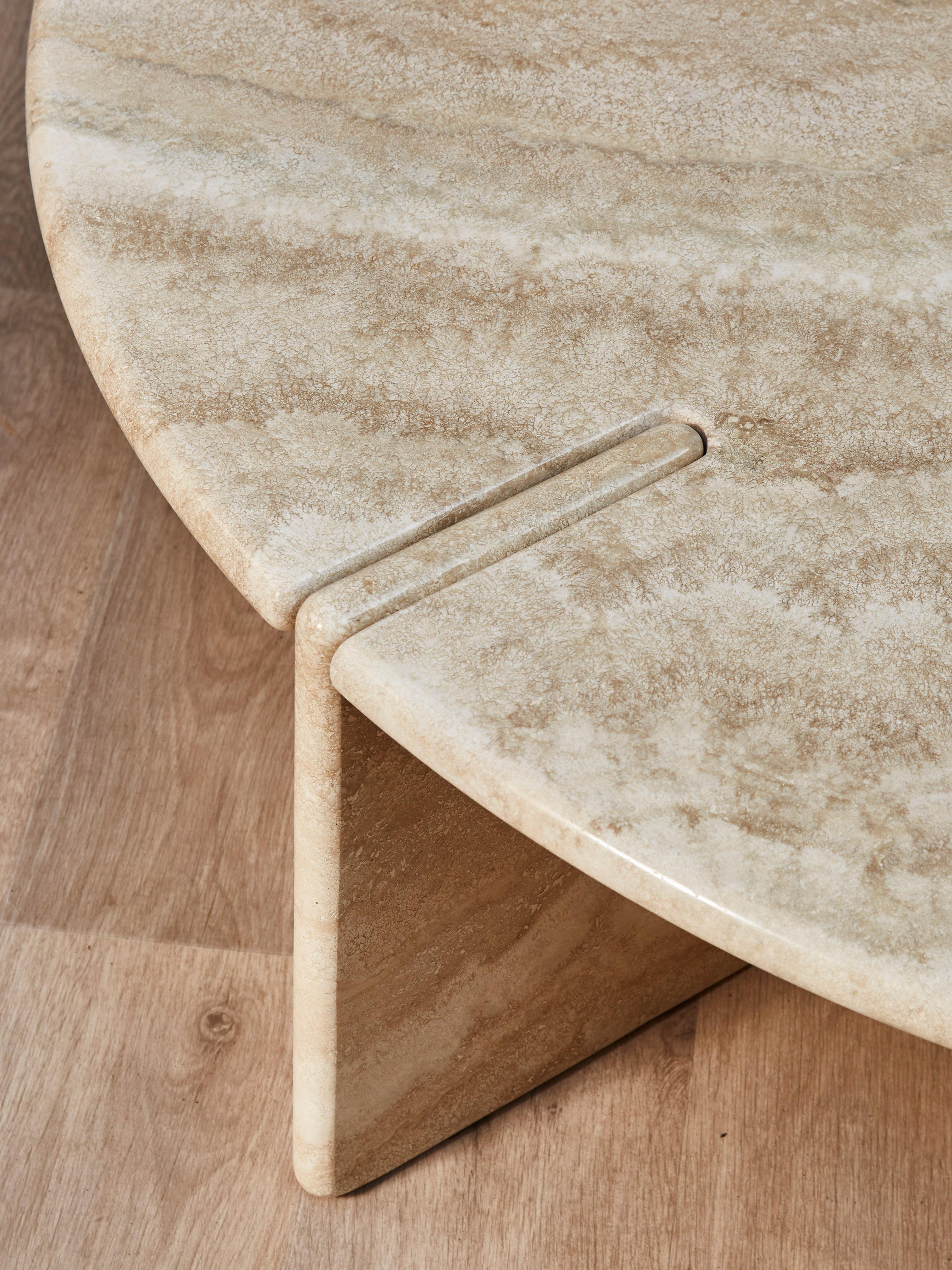 Elegant cocktail table entirely made of massive travertine stone.
Piece realized by Studio Glustin,
France, 2021.