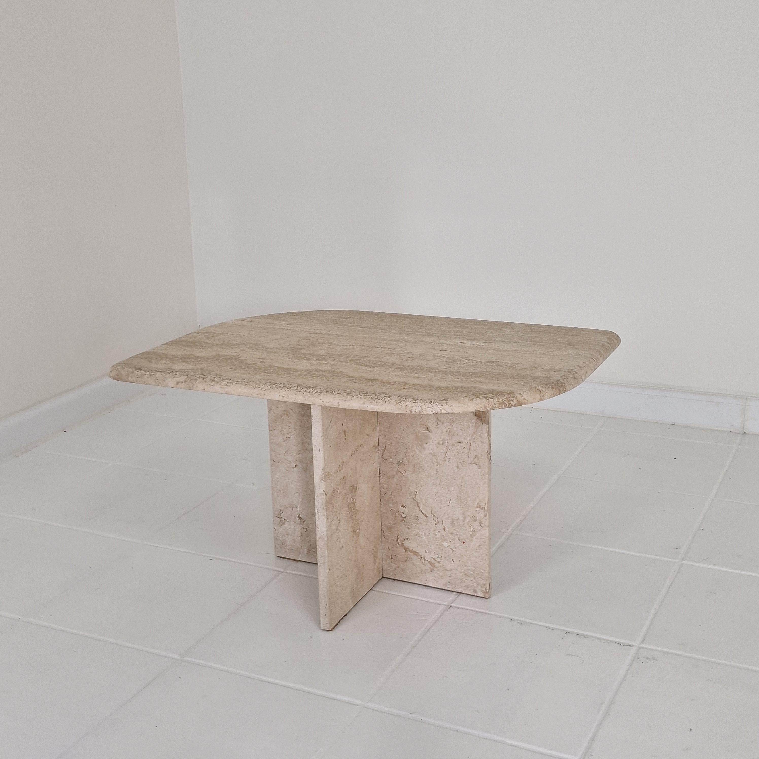 Very nice Italian coffee or side table, fabricated in 1989.

It is handcrafted out of very beautiful travertine.
The plate has a teardrop shape.

It is in very good condition with the normal traces of use and wear, see the pictures.

There is also a