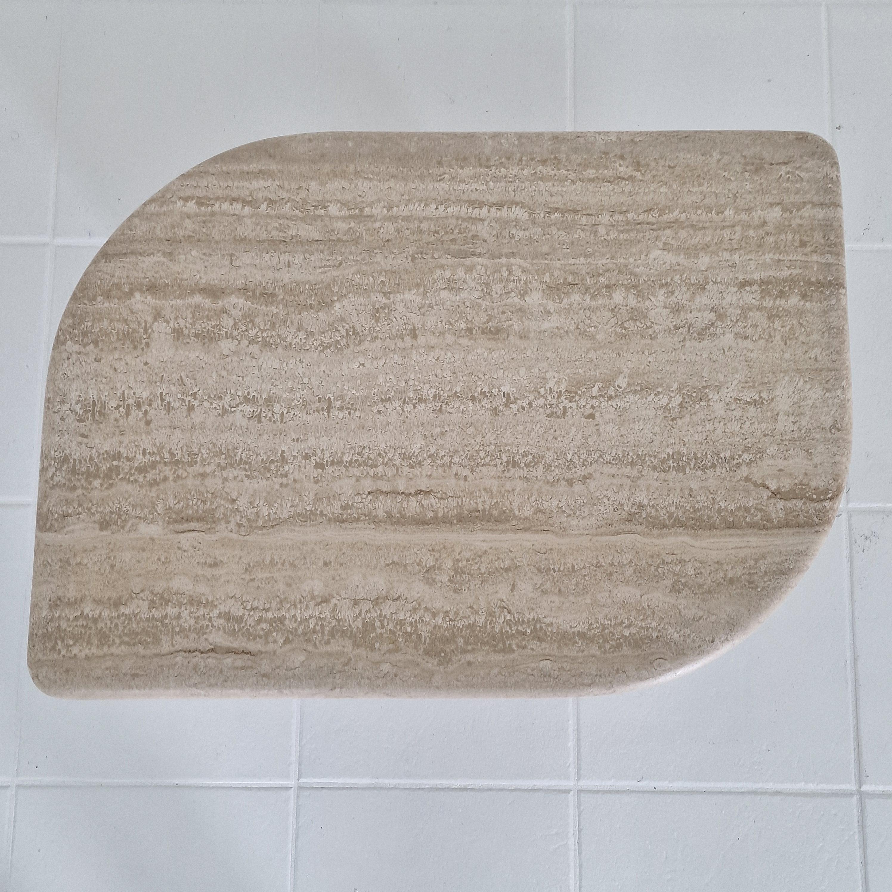 Couchtisch oder Beistelltisch aus Travertin in Tropfenform, Italien 1980er Jahre im Angebot 1