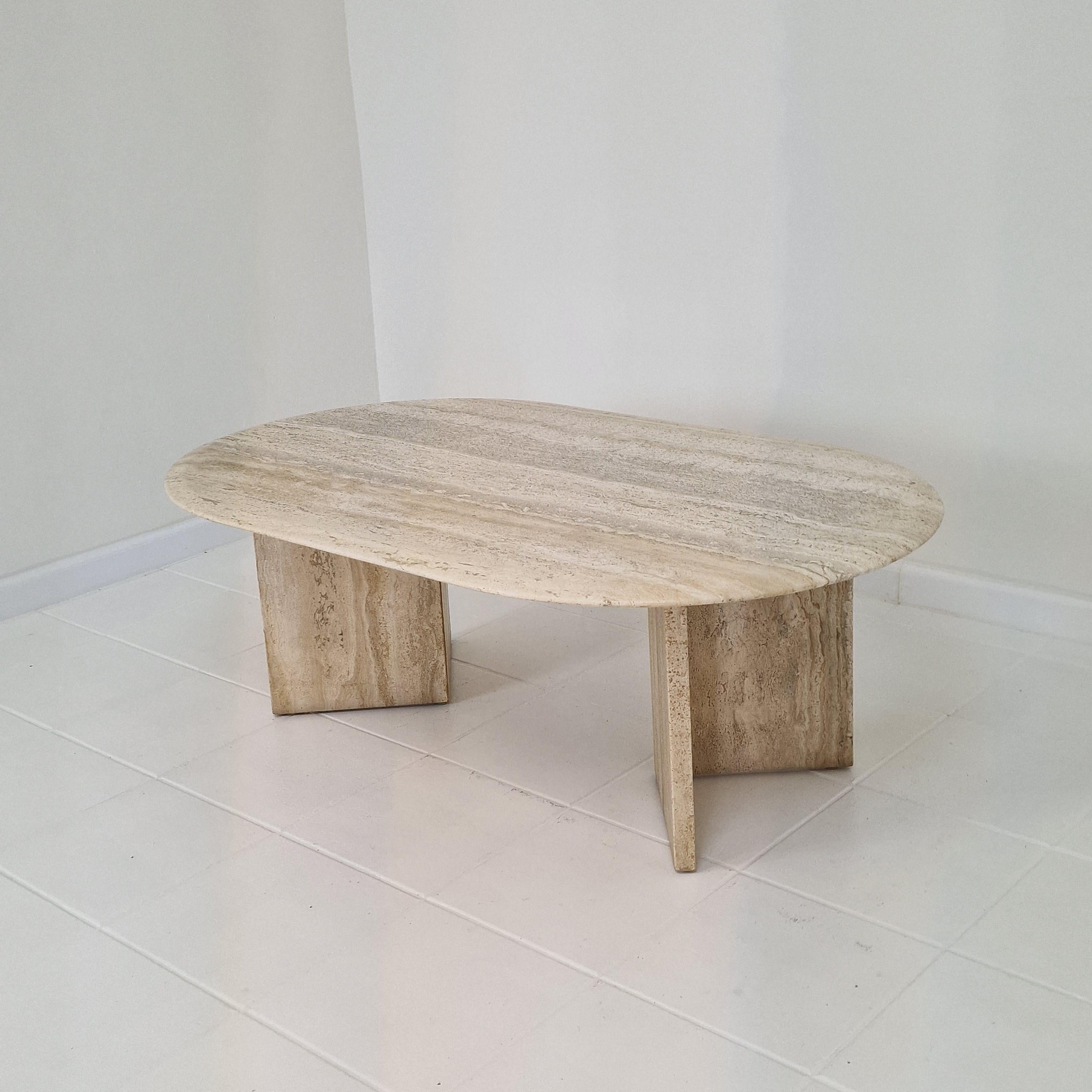 Très belle table basse ou d'appoint italienne, fabriquée dans les années 1980.
Nous l'avons acheté à Turin.

Elle est fabriquée à la main en très beau travertin.
Le bord de la plaque est taillé à facettes, ce qui constitue un très bel accent.

Il