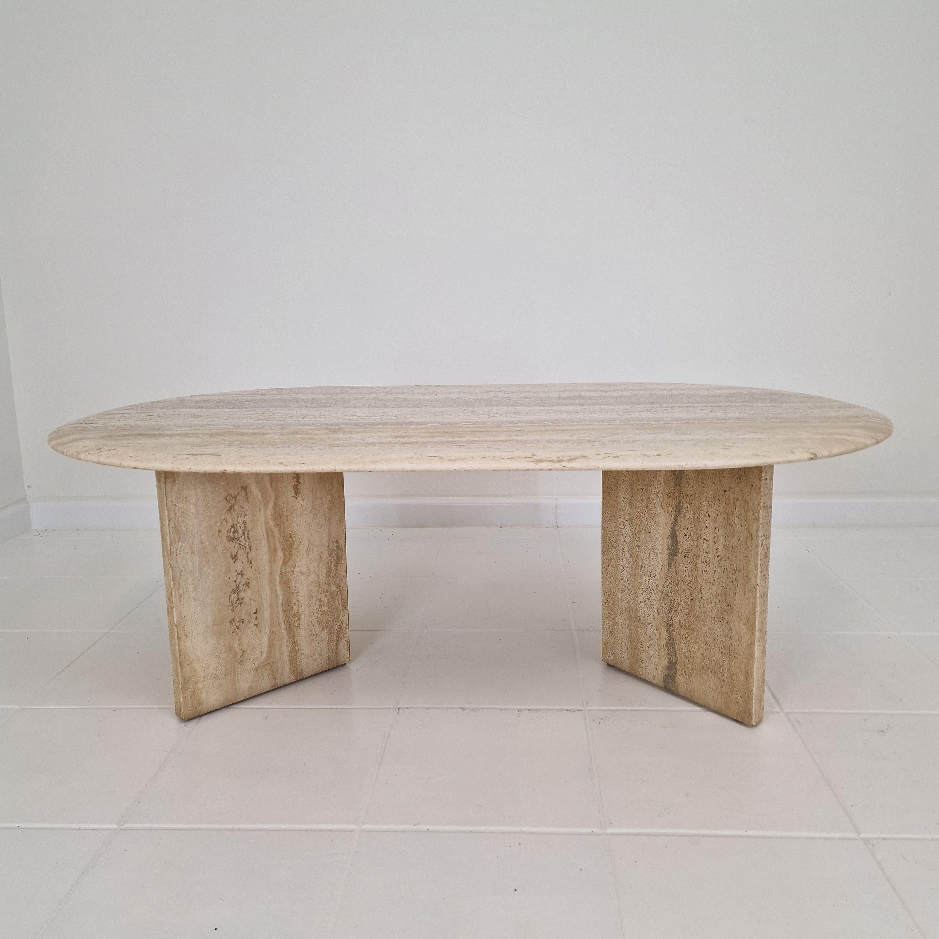 Fait main Table basse ou table d'appoint en travertin, Italie, années 1980 en vente