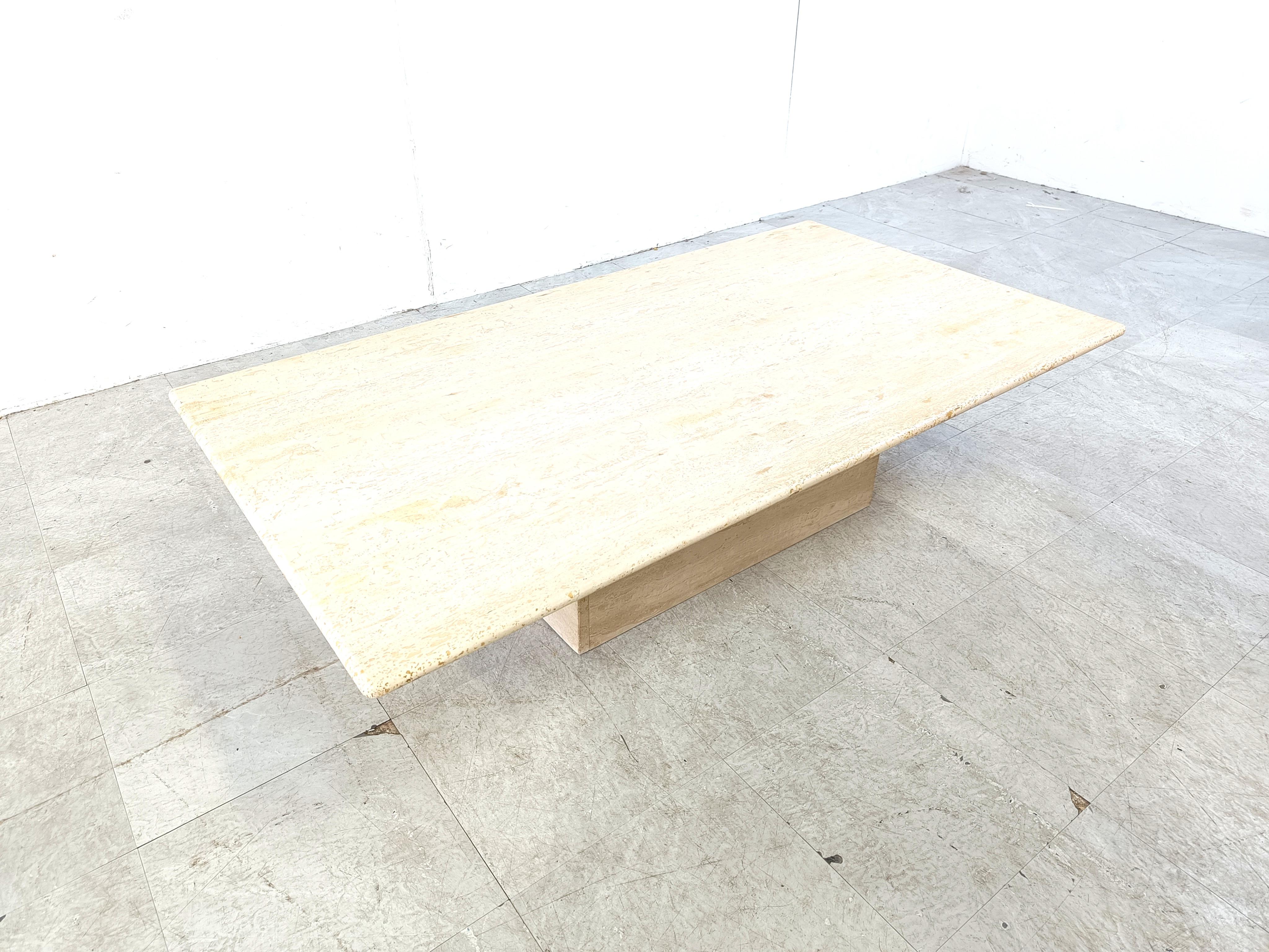Vintage rectangular travertine coffee table with a central leg.

Beautiful natural travertine stone.

Good condition

1970s - Italy

Height: 35cm/13.77
