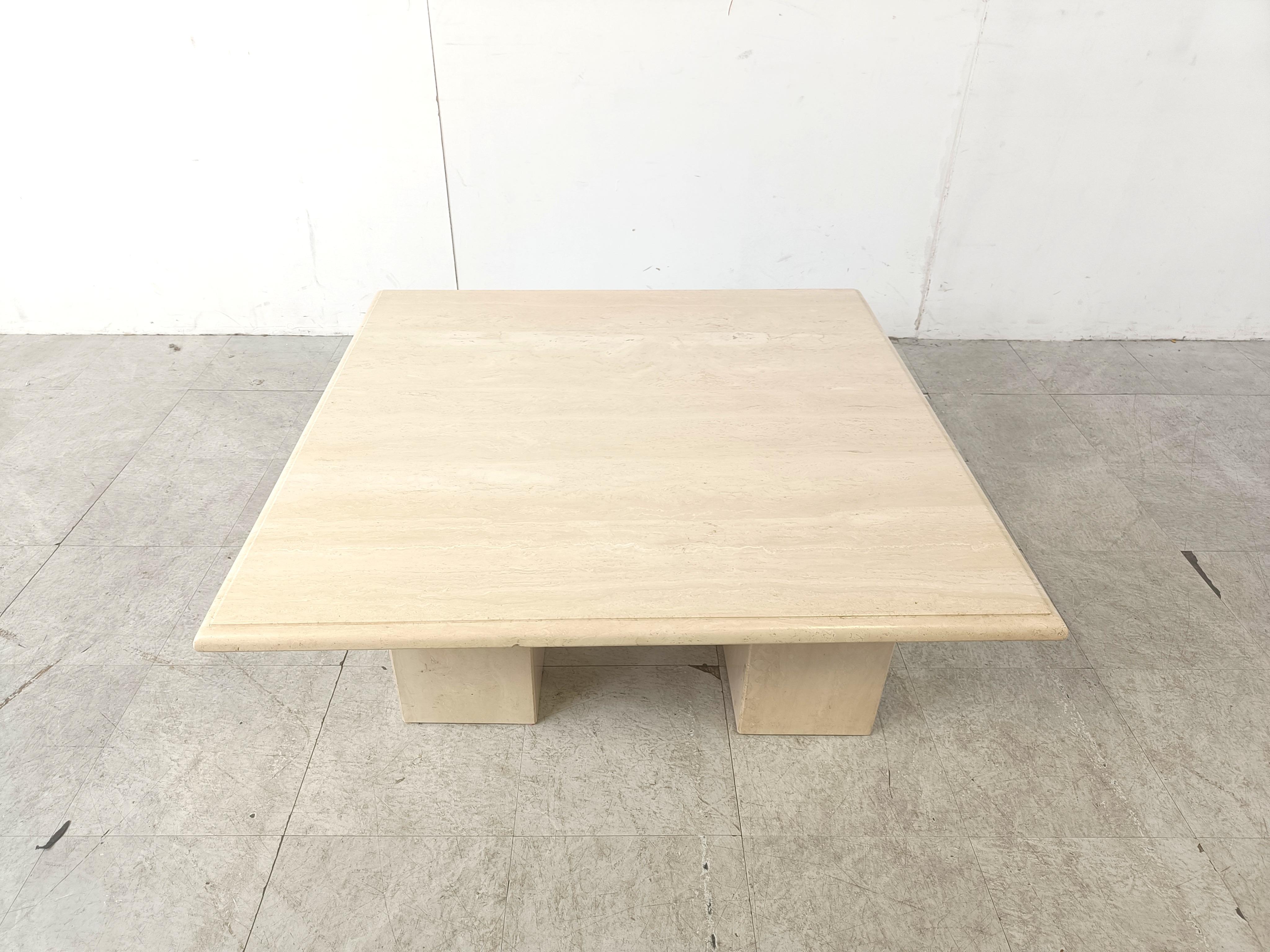 Viereckiger Couchtisch aus Travertin mit vier Beinen.

Schöner natürlicher Travertinstein.

Guter Zustand

1970er Jahre - Italien

Höhe: 37cm
Breite: 100cm
Tiefe: 100cm

Bez.: 305555