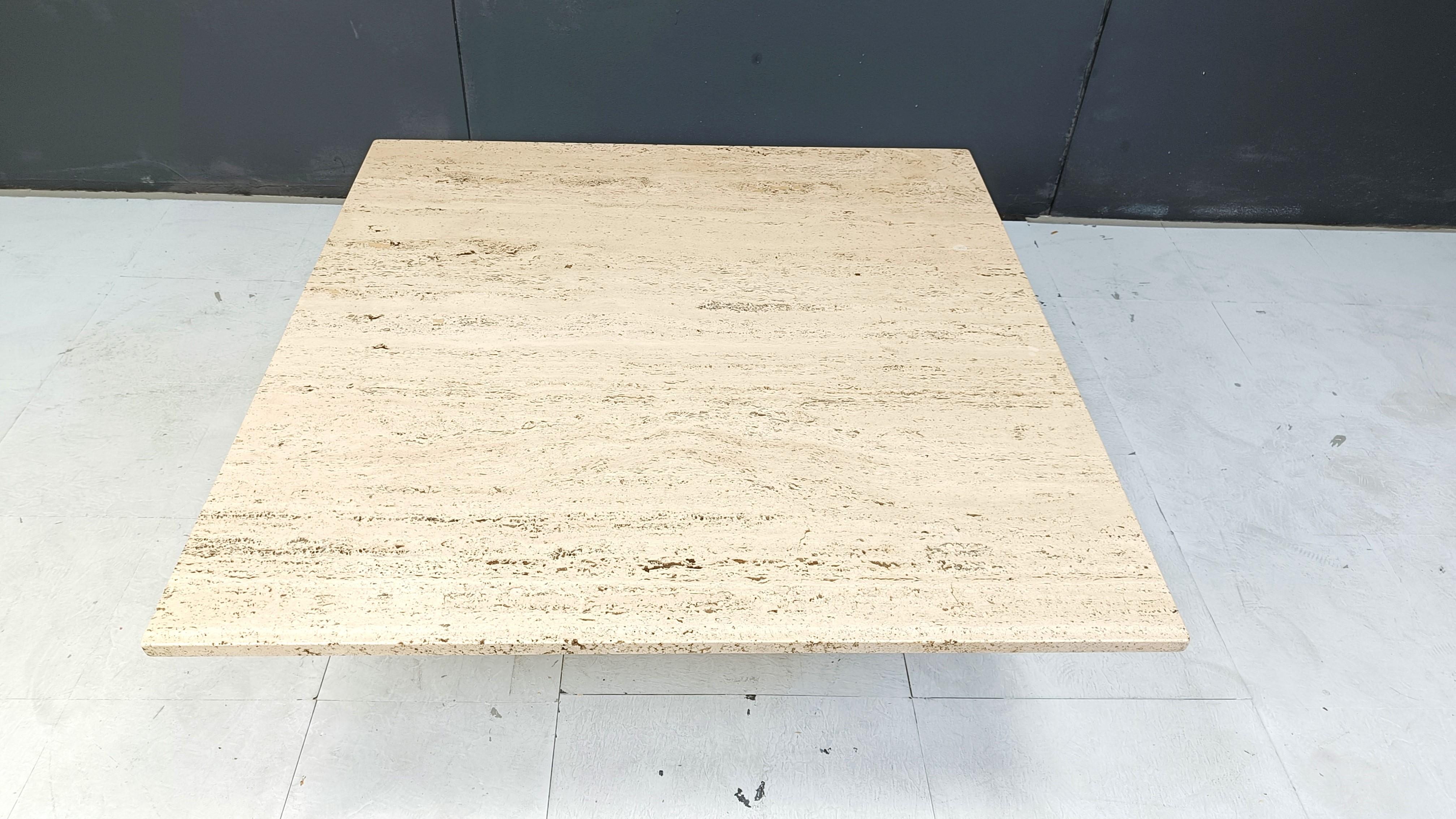 Tavolino quadrato in travertino vintage con gamba centrale.

Bellissima pietra di travertino naturale.

Buono stato

anni '70 - Italia

Altezza: 35 cm
Larghezza x profondità: 100 cm

Rif.: 25022708