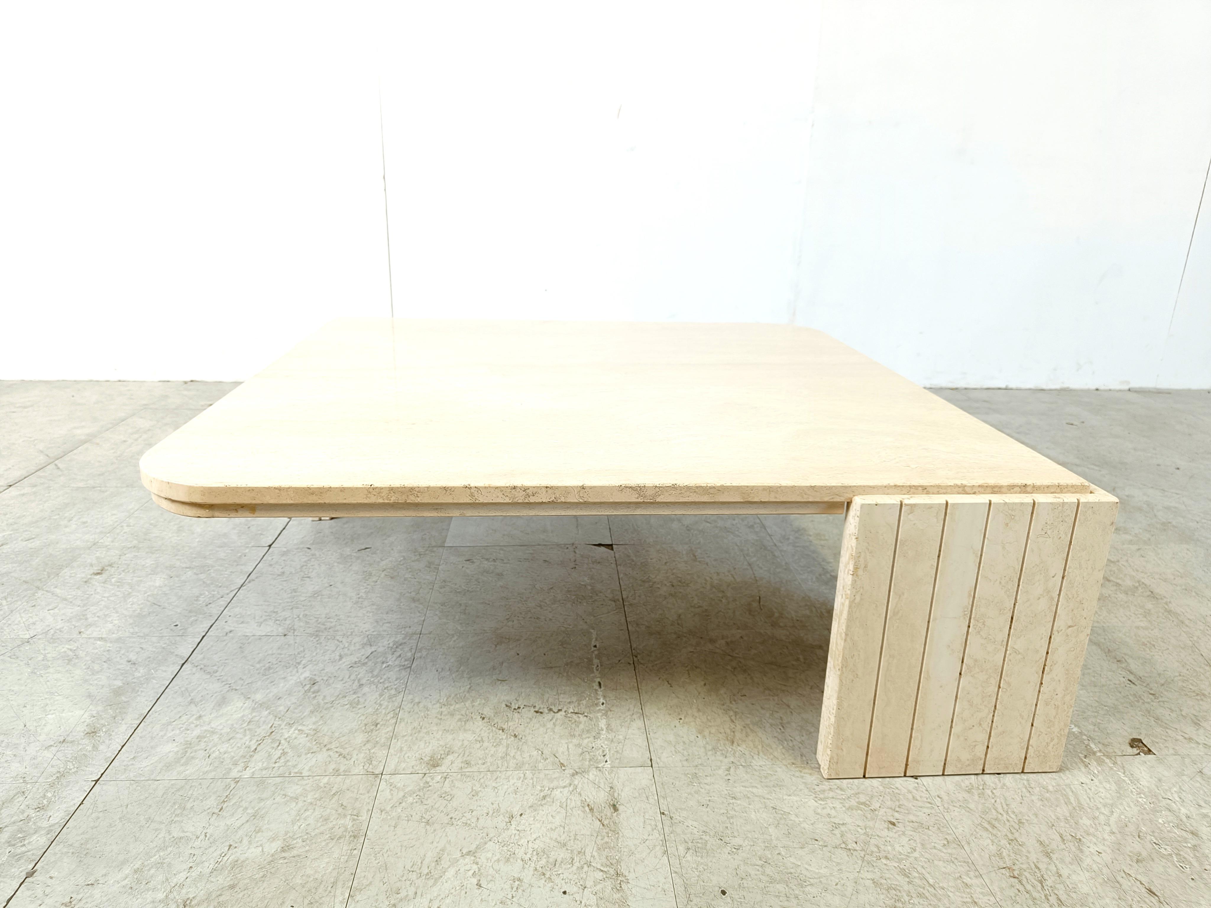 Mid-Century Modern Table basse en travertin des années 1970, Italie en vente