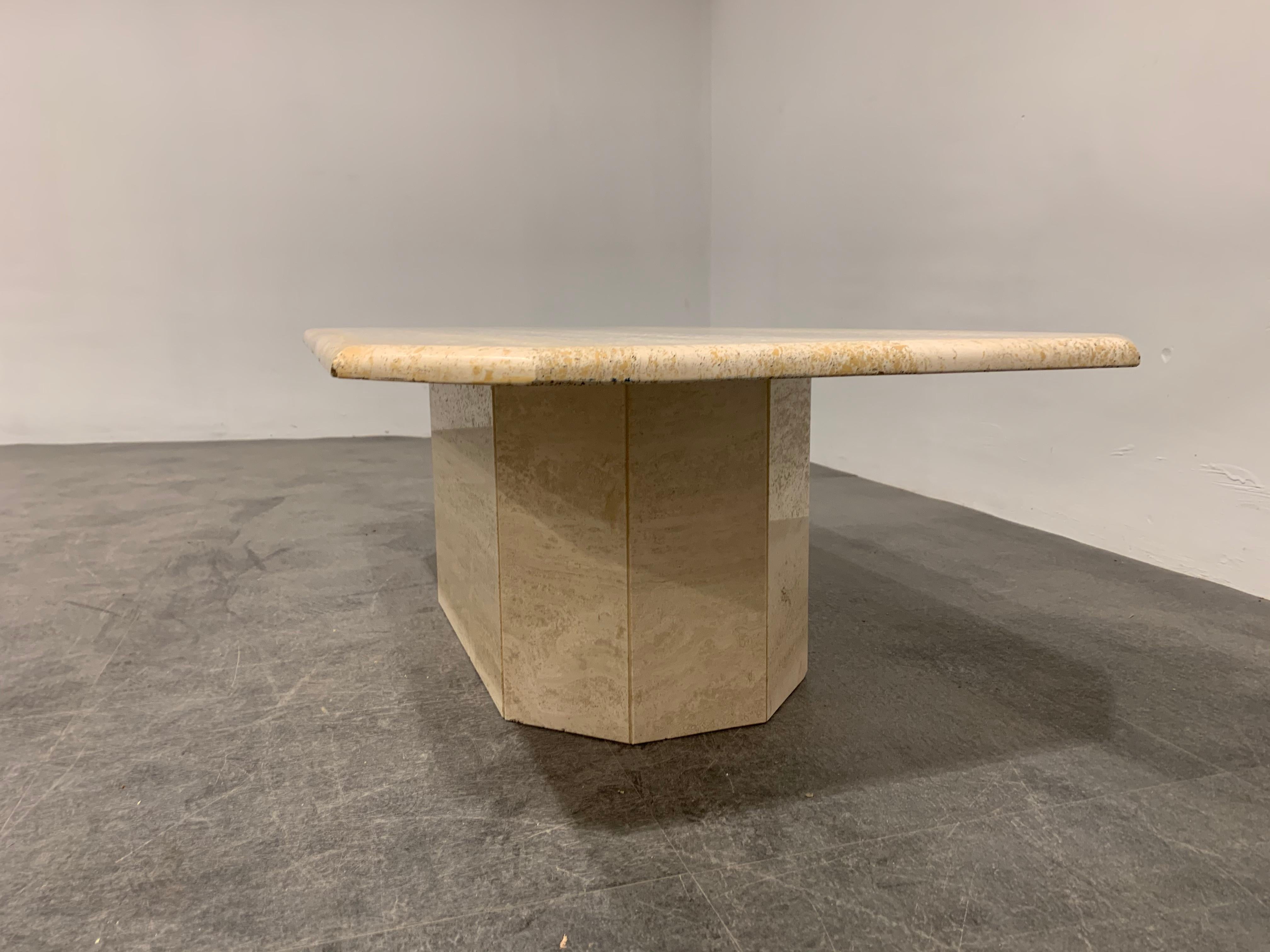 Vintage travertine coffee table with glass top.

Nicely finished edges on the table top.

Can be shipped with or without glass.

Good condition

1980s - Italy

Dimensions
Height 35cm/13.77