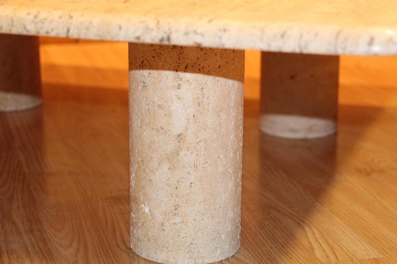 Mid-Century Modern Table basse en travertin par Angelo Mangiarotti, Up&Up Edition en vente
