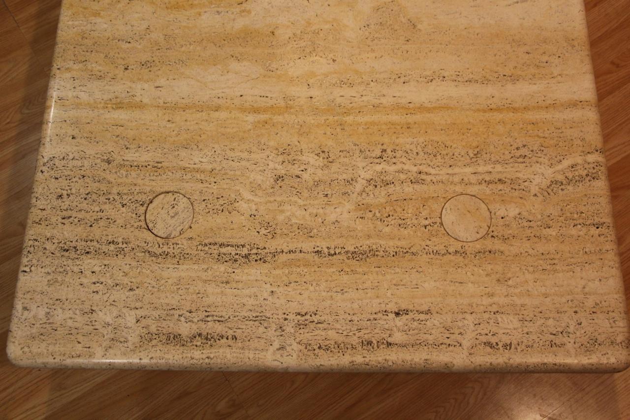 Fin du 20e siècle Table basse en travertin par Angelo Mangiarotti, Up&Up Edition en vente