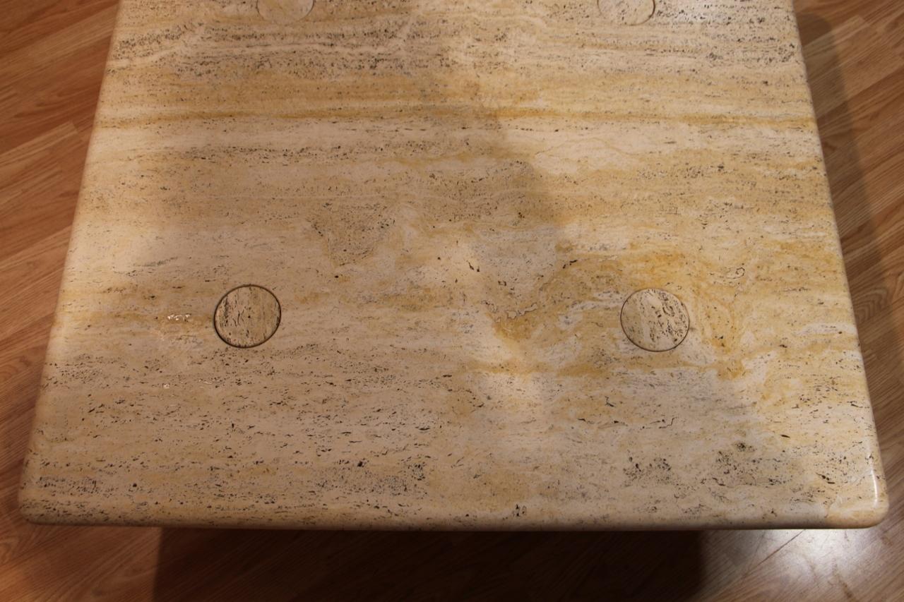 Travertin Table basse en travertin par Angelo Mangiarotti, Up&Up Edition en vente