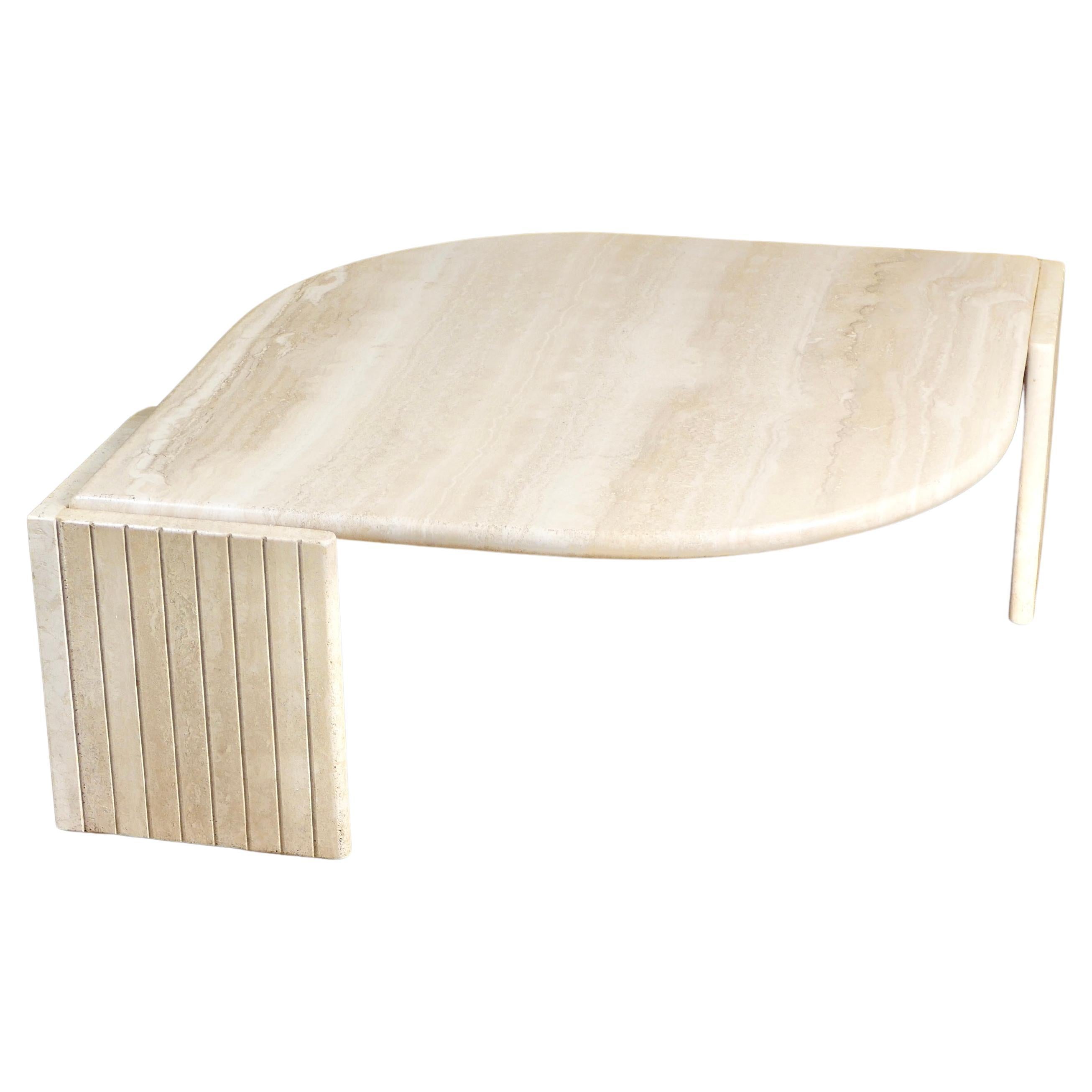 Belle et élégante table basse en travertin, fabriquée par Roche Bobois en France dans les années 1970.
En forme d'œil, le sommet et les pieds sont séparés.
Très bon état.
Dimensions : H37cm, L93x93cm, d'un côté à l'autre 135cm