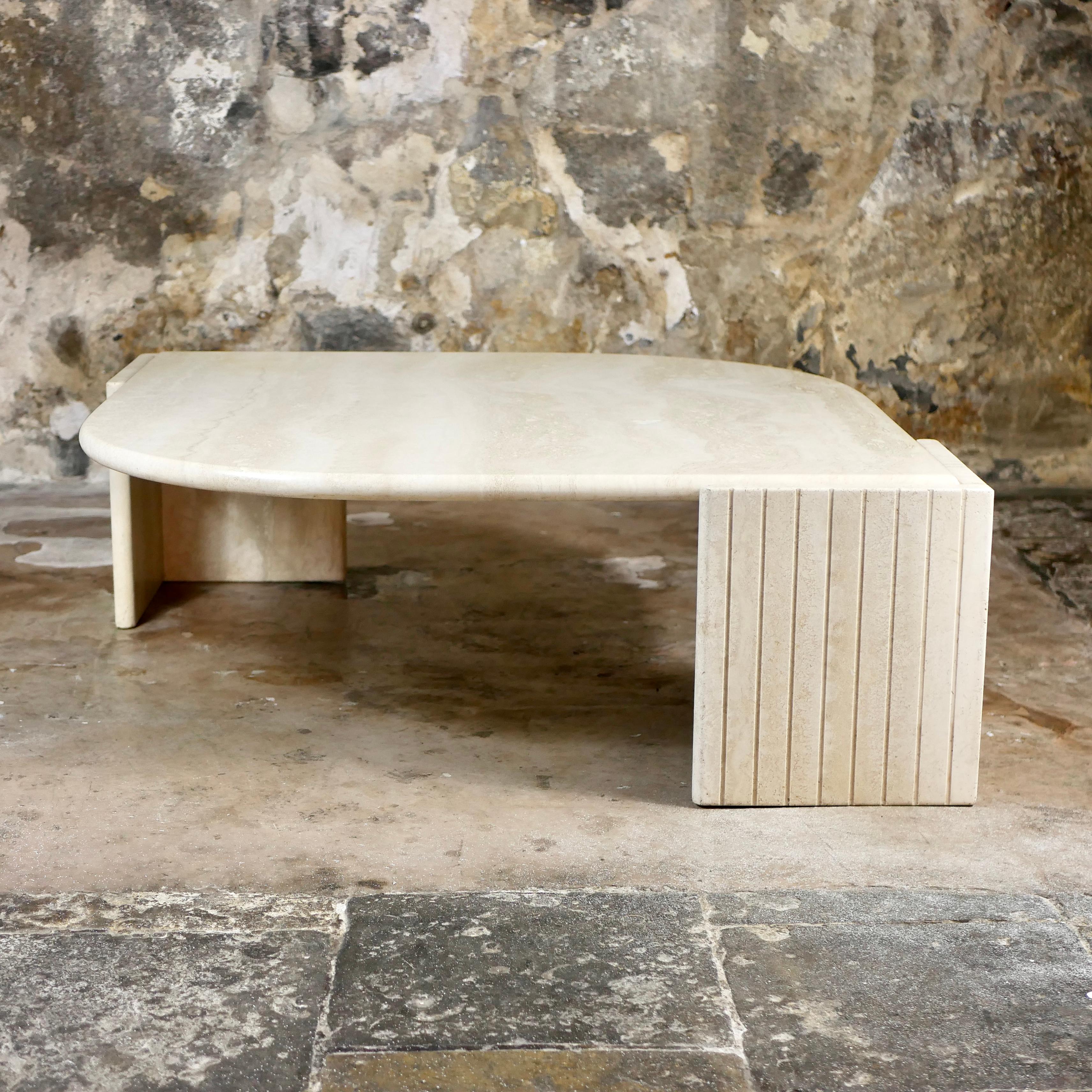Belle et élégante table basse en travertin, fabriquée par Roche Bobois en France dans les années 1970.
En forme d'œil.
Très bon état, quelques légères traces d'utilisation (petit manque de vernis, légères traces de décoloration).
Dimensions : H35,