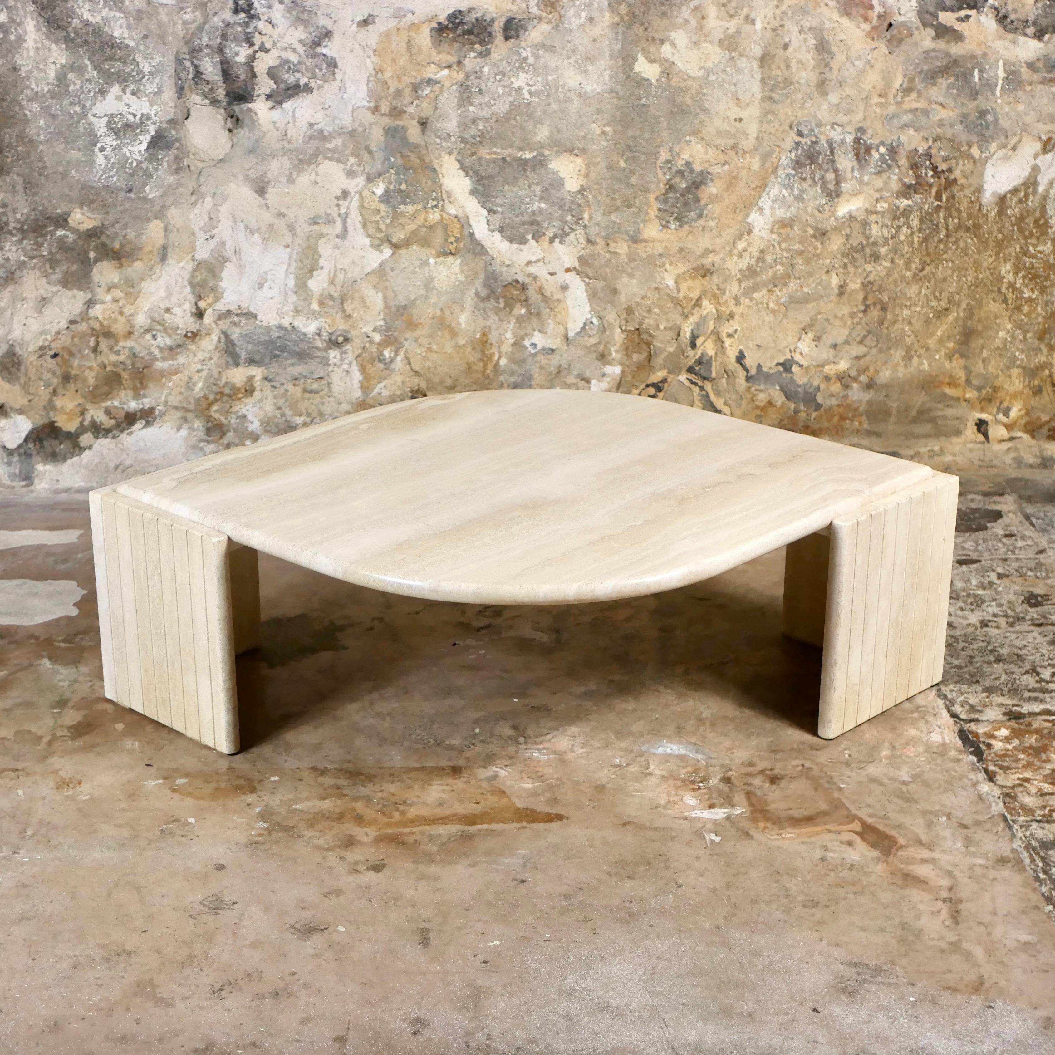 Mid-Century Modern Table basse en travertin de Roche Bobois, fabriquée en France, 1970
