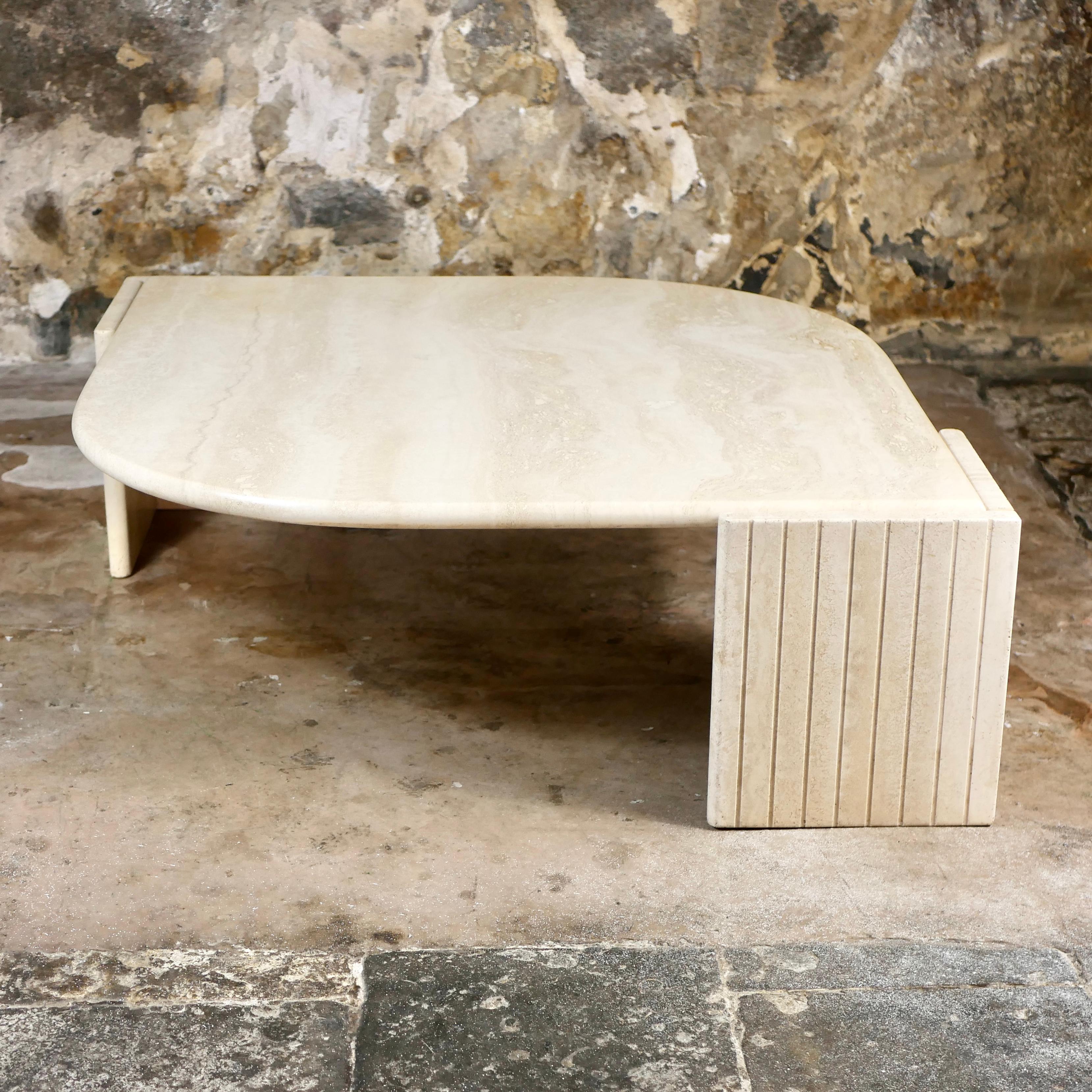 Mid-Century Modern Table basse en travertin de Roche Bobois, fabriquée en France, 1970