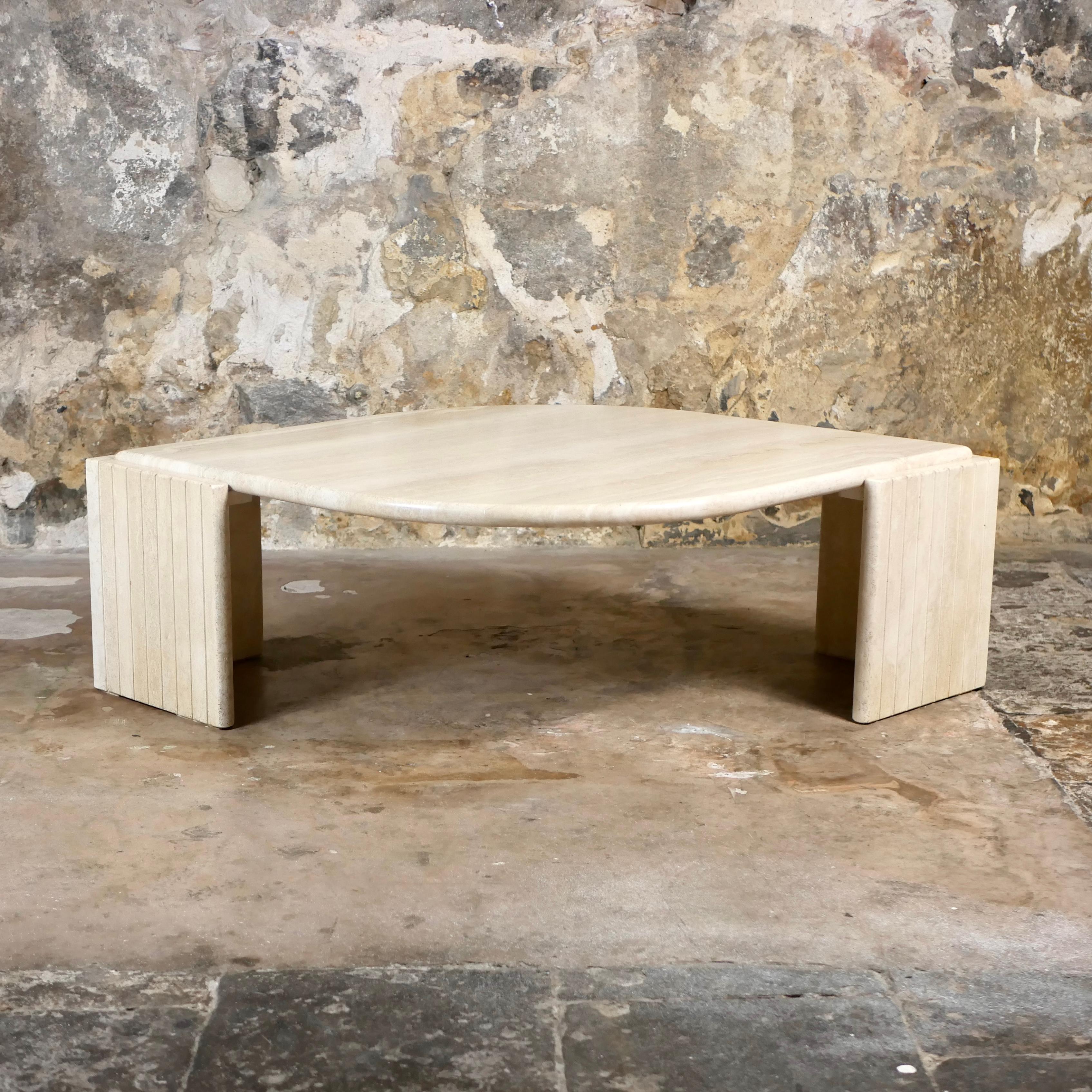 Français Table basse en travertin de Roche Bobois, fabriquée en France, 1970