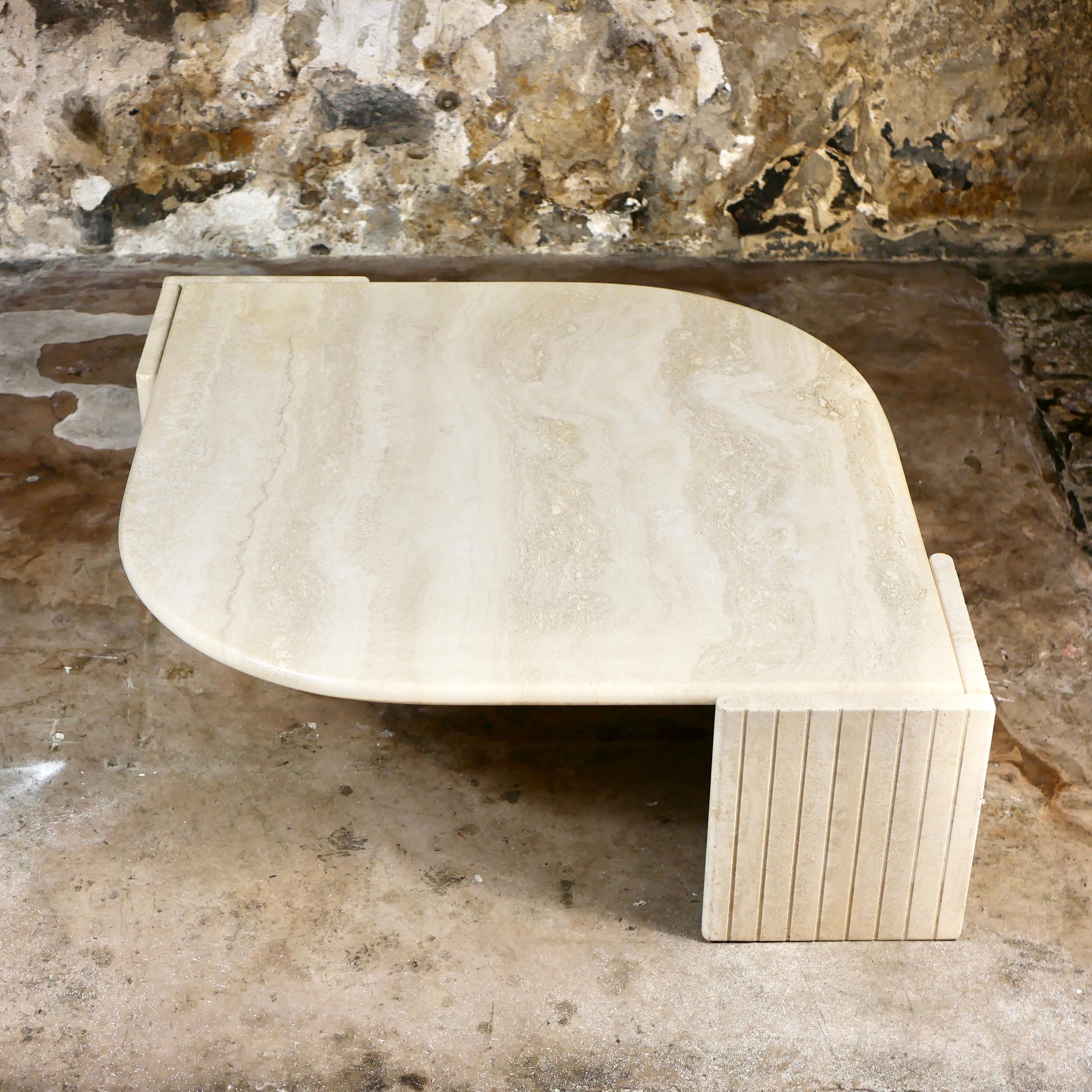 Français Table basse en travertin de Roche Bobois, fabriquée en France, 1970