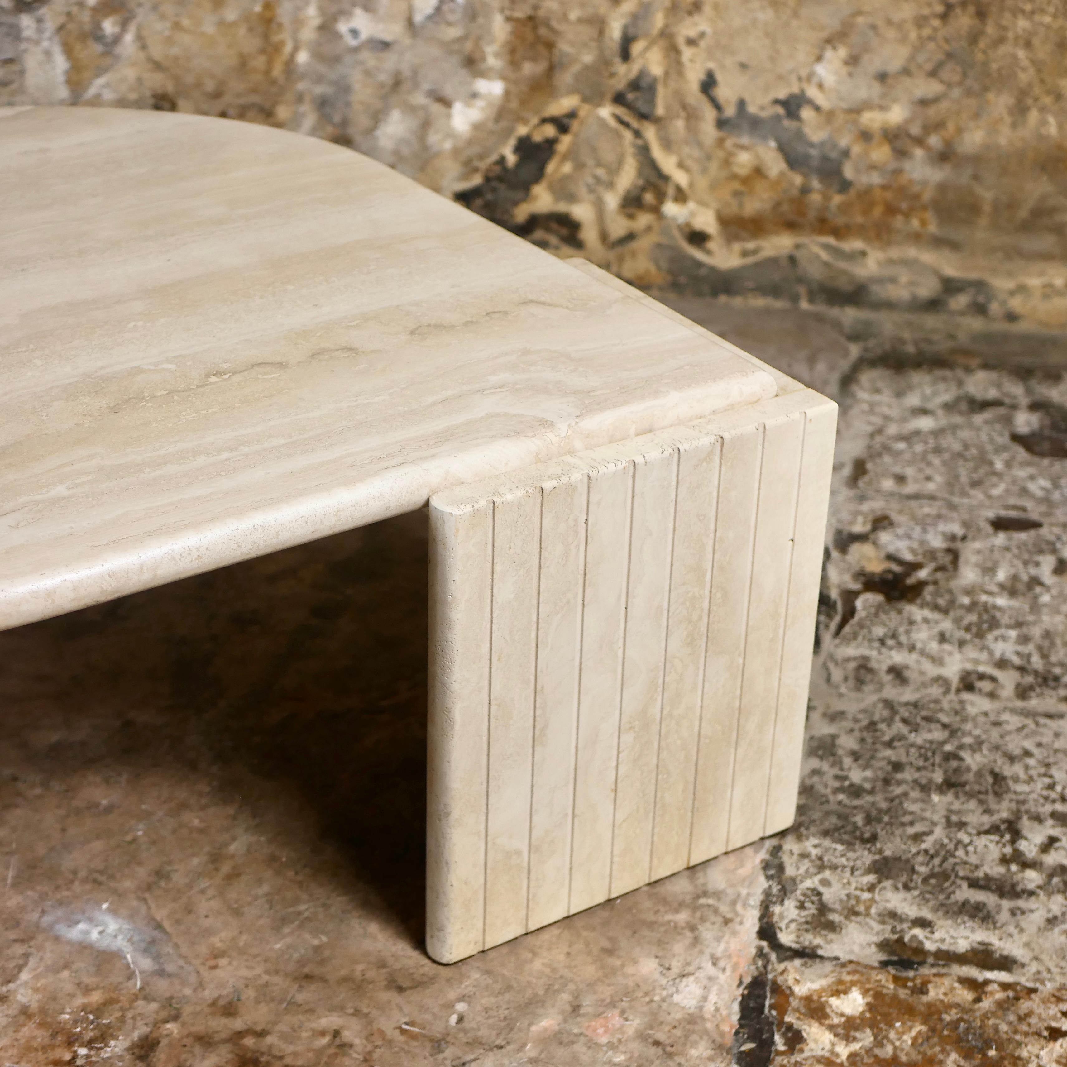 Table basse en travertin de Roche Bobois, fabriquée en France, 1970 Bon état à Lyon, FR