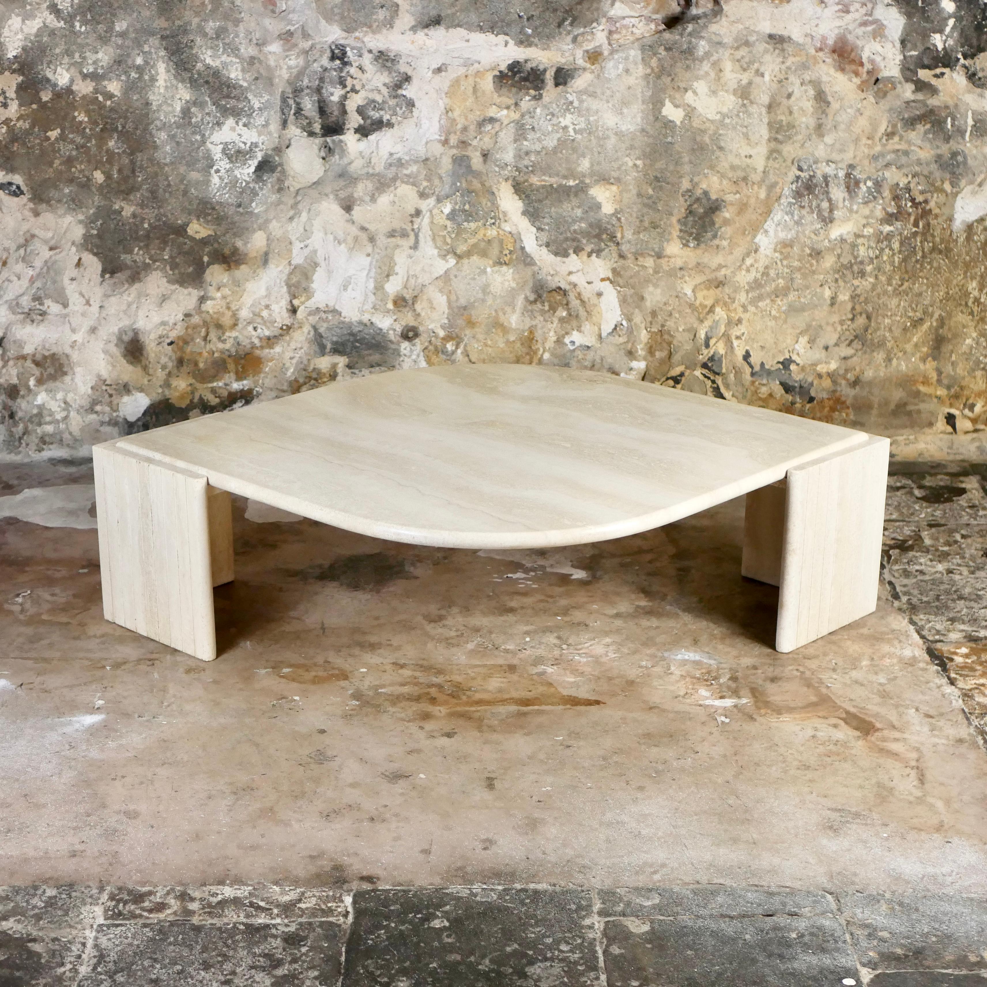 Table basse en travertin de Roche Bobois, fabriquée en France, 1970 Bon état à Lyon, FR