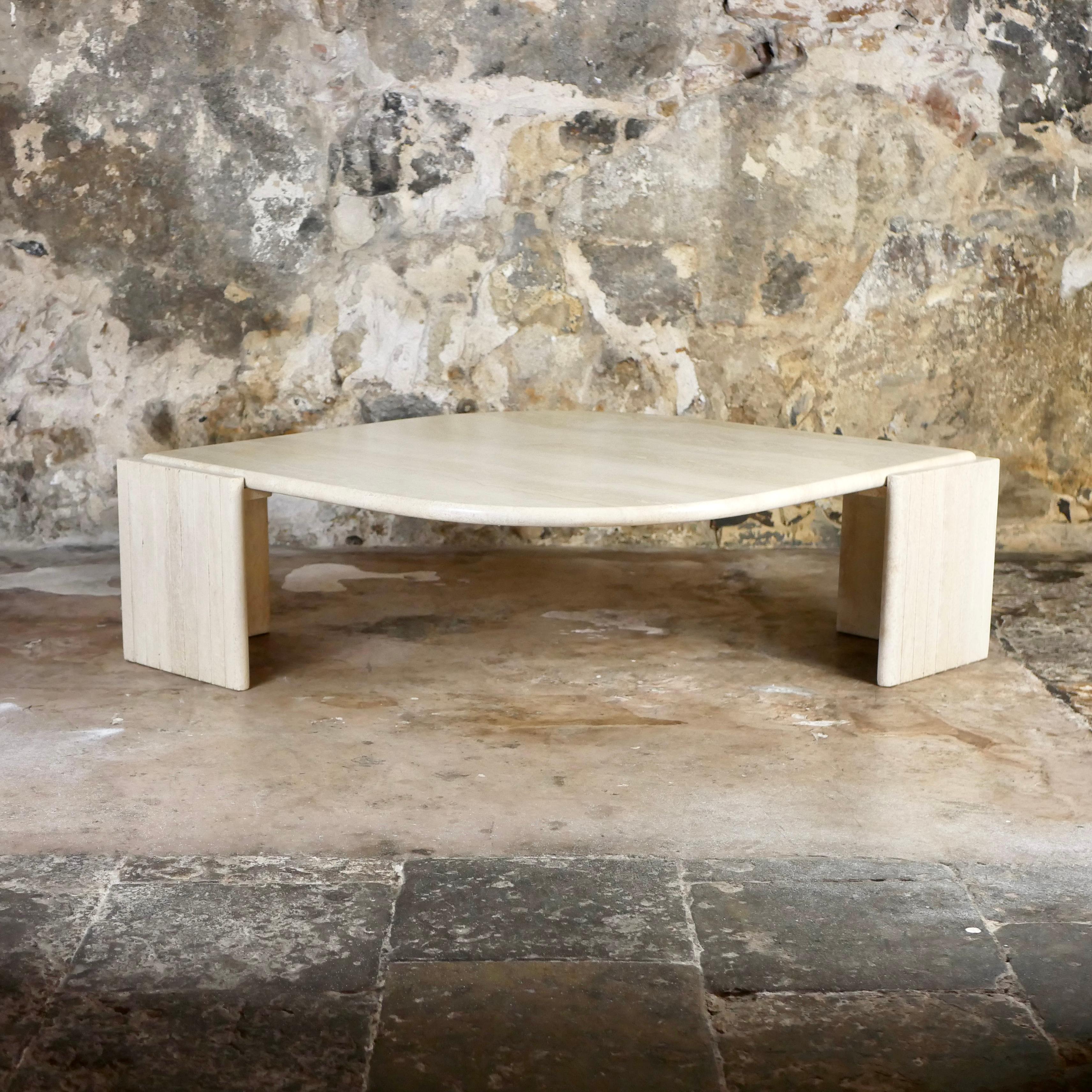 Fin du 20e siècle Table basse en travertin de Roche Bobois, fabriquée en France, 1970