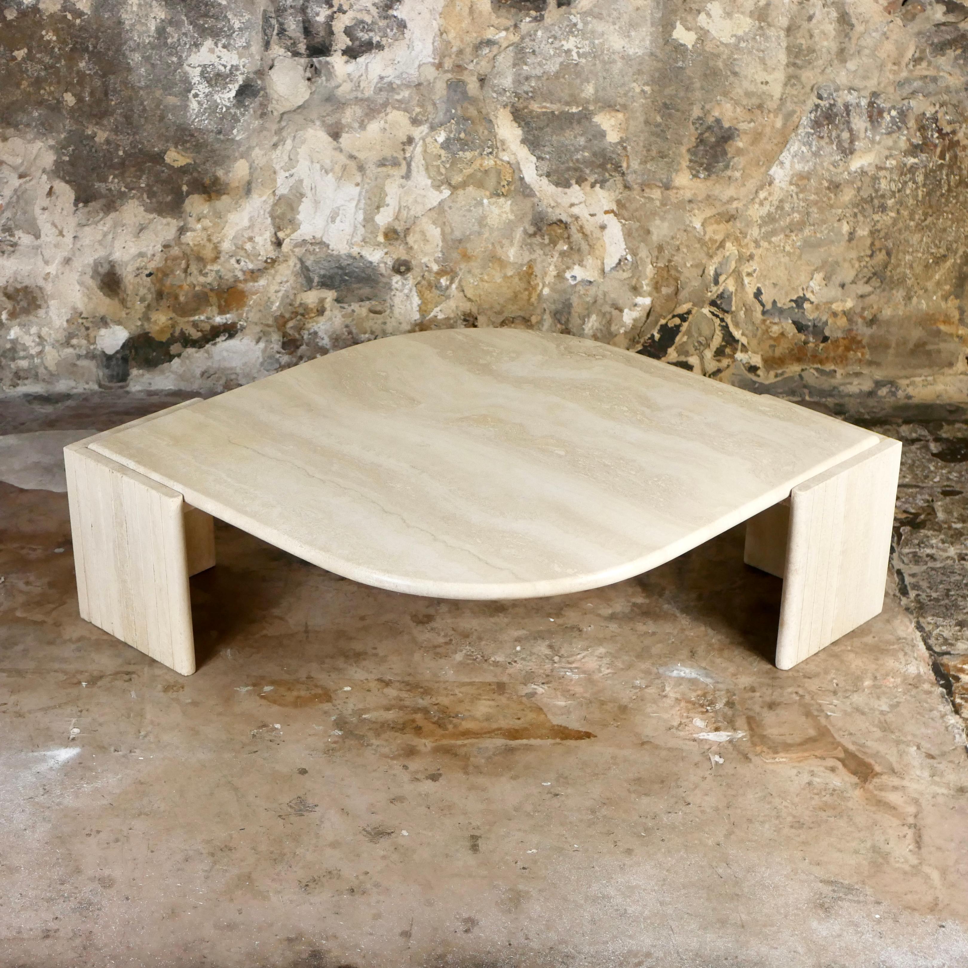 Travertin Table basse en travertin de Roche Bobois, fabriquée en France, 1970