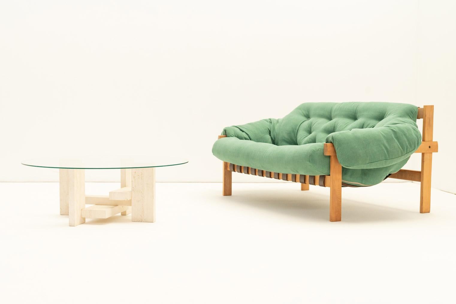Cette table basse de Willy Ballez présente une base en travertin et un plateau en verre, mêlant matériaux naturels et design moderne.

Le socle en travertin a une forme sculpturale, offrant une base solide. Le plateau en verre permet de voir