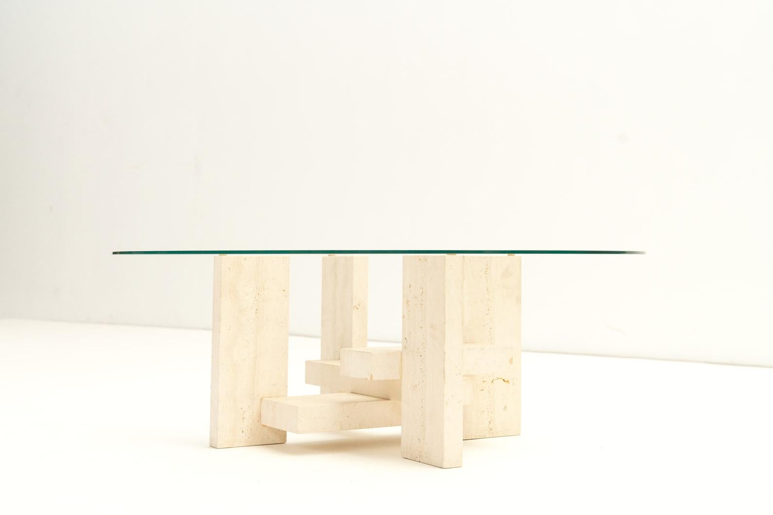 Verre Table basse en travertin Willy Ballez, années 1970 en vente
