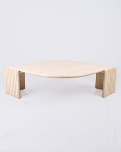 Table basse en travertin, en forme d'œil, par Roche Bobois, années 1970-80