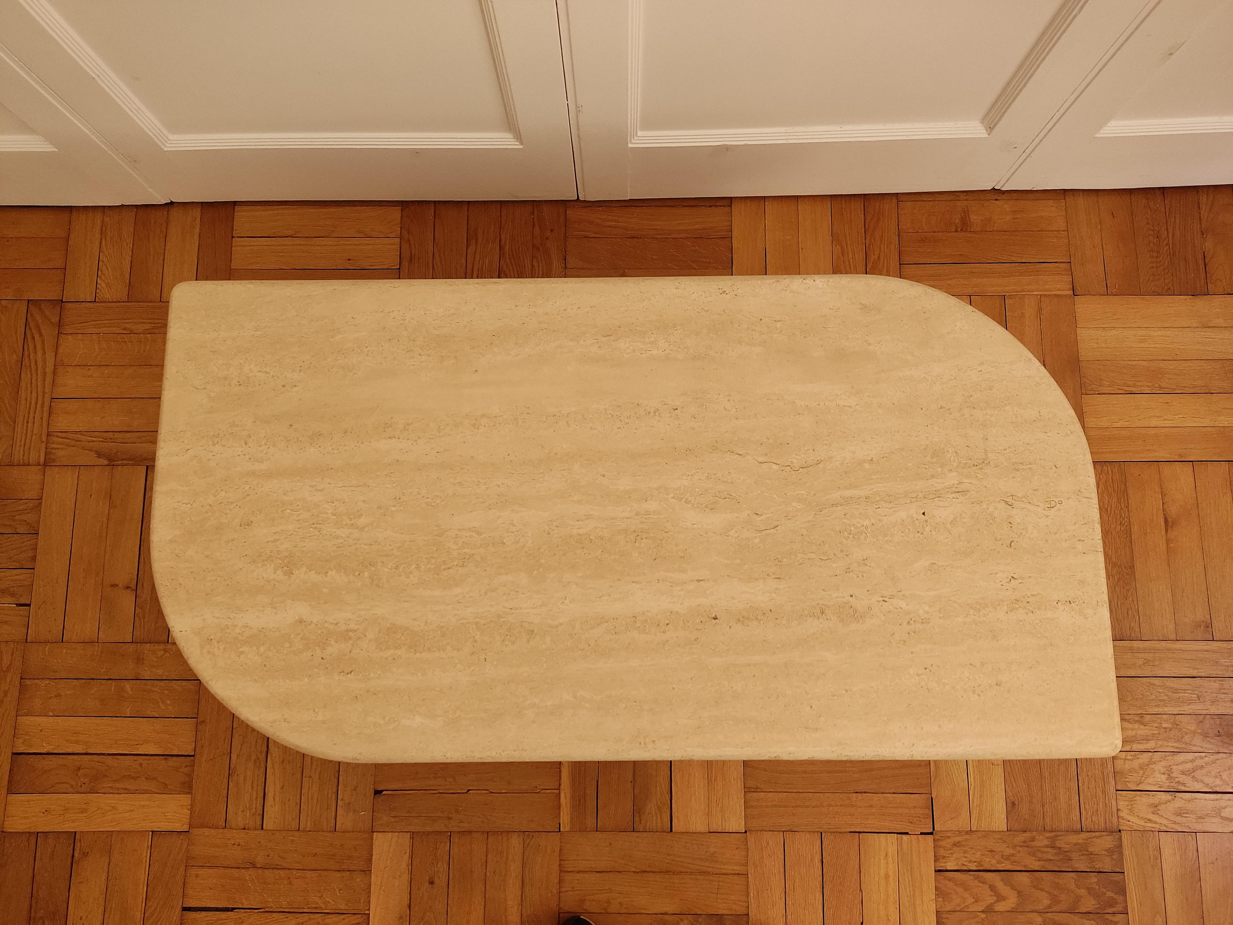 Travertine coffee table with an elegant and rare shape, in good condition. The legs are not attached to the top.