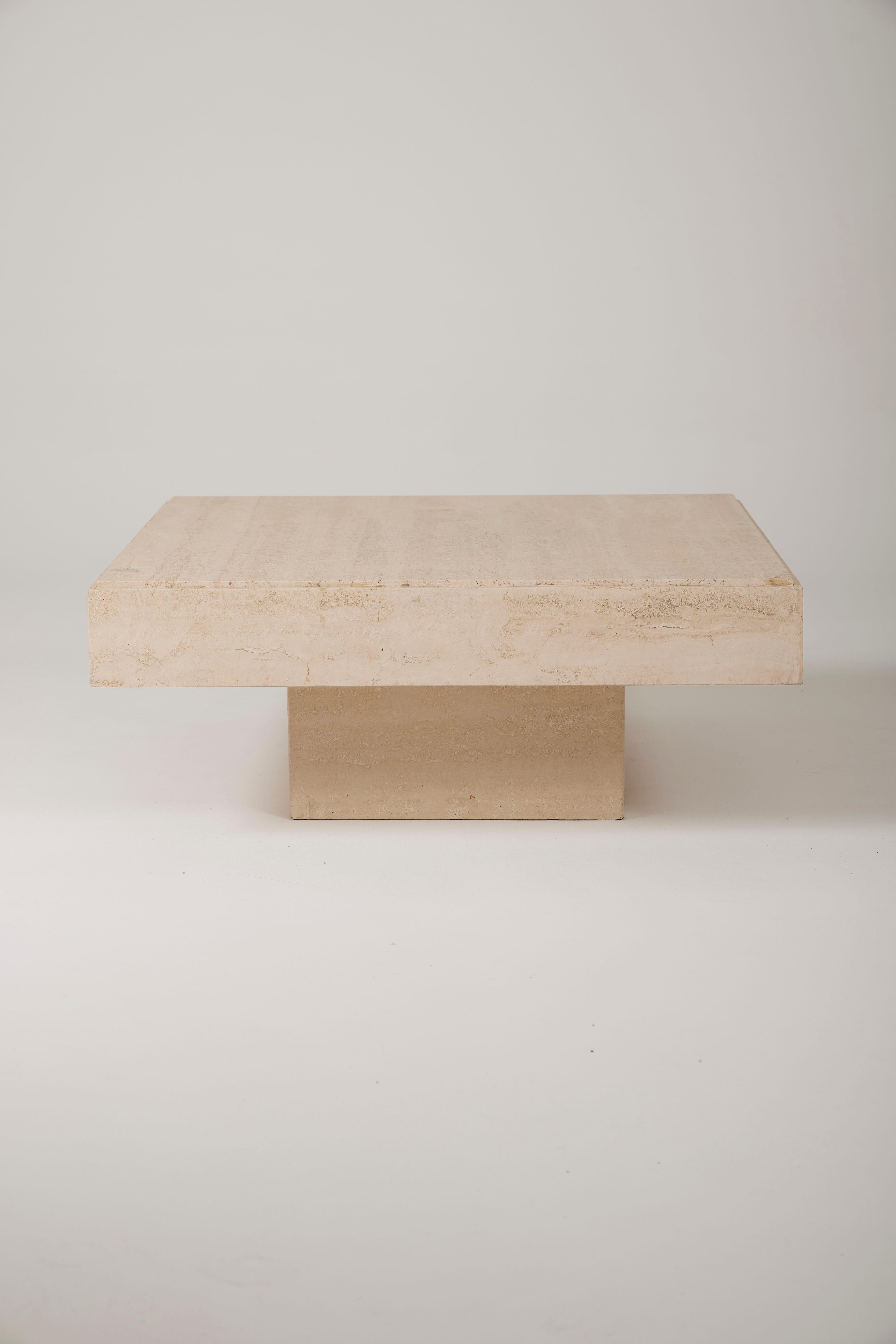 Square travertine coffee table from the 1970s. The tabletop and the base can be separated. Travertine is a natural sedimentary limestone rock that pairs well with wood, marble, or metal. In very good overall condition.
LP1680