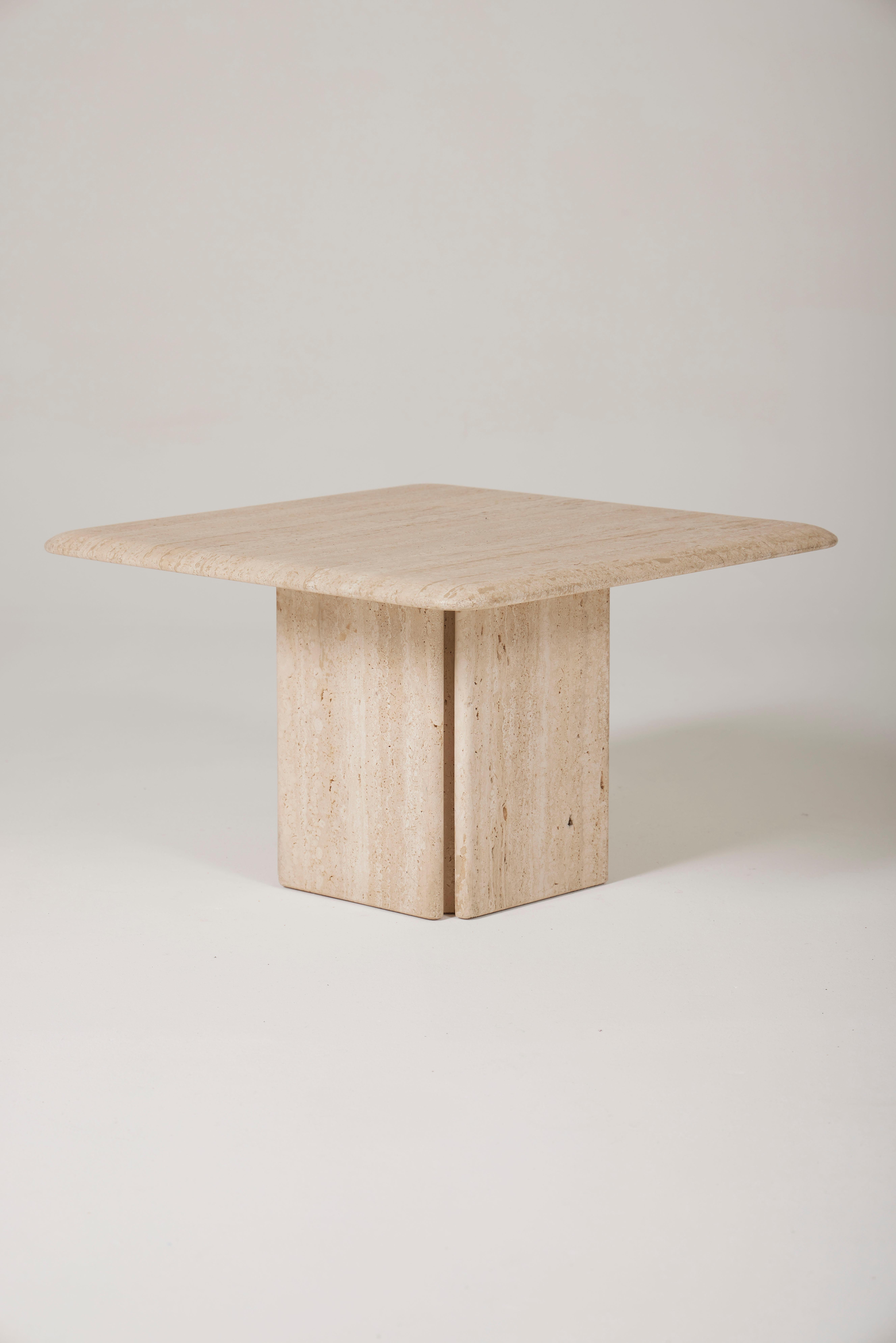 Square travertine coffee table, produced by the Ligne Roset house in the 1970s. Founded in 1860, Ligne Roset has collaborated with various designers, including Pascal Mourgue, Pierre Paulin, and Michel Ducaroy. In very good overall condition.
LP2033
