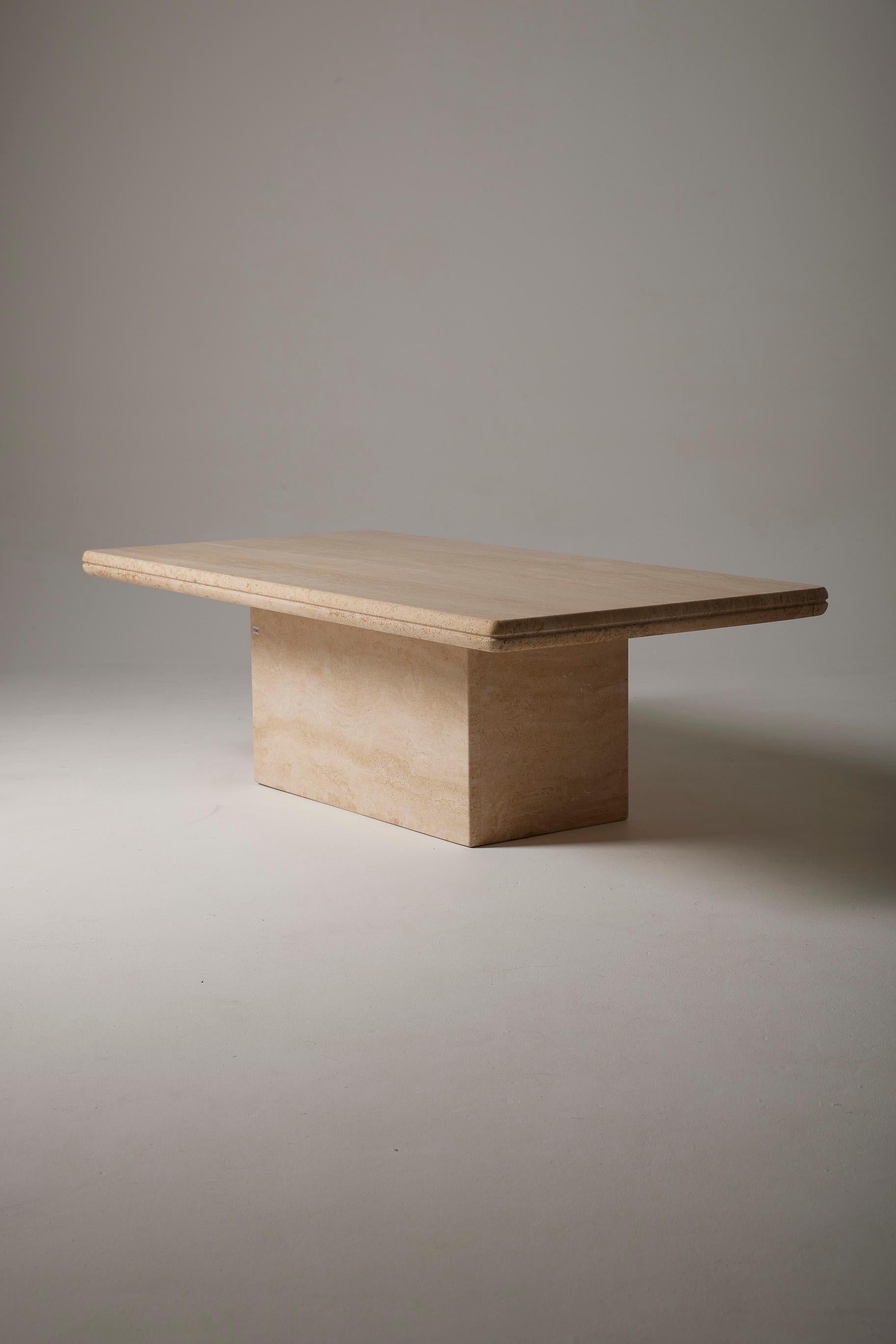  Table basse en travertin verni datant des années 1970. Cette table se compose d'un plateau rectangulaire reposant sur une base rectangulaire également. En très bon état.
LP3007