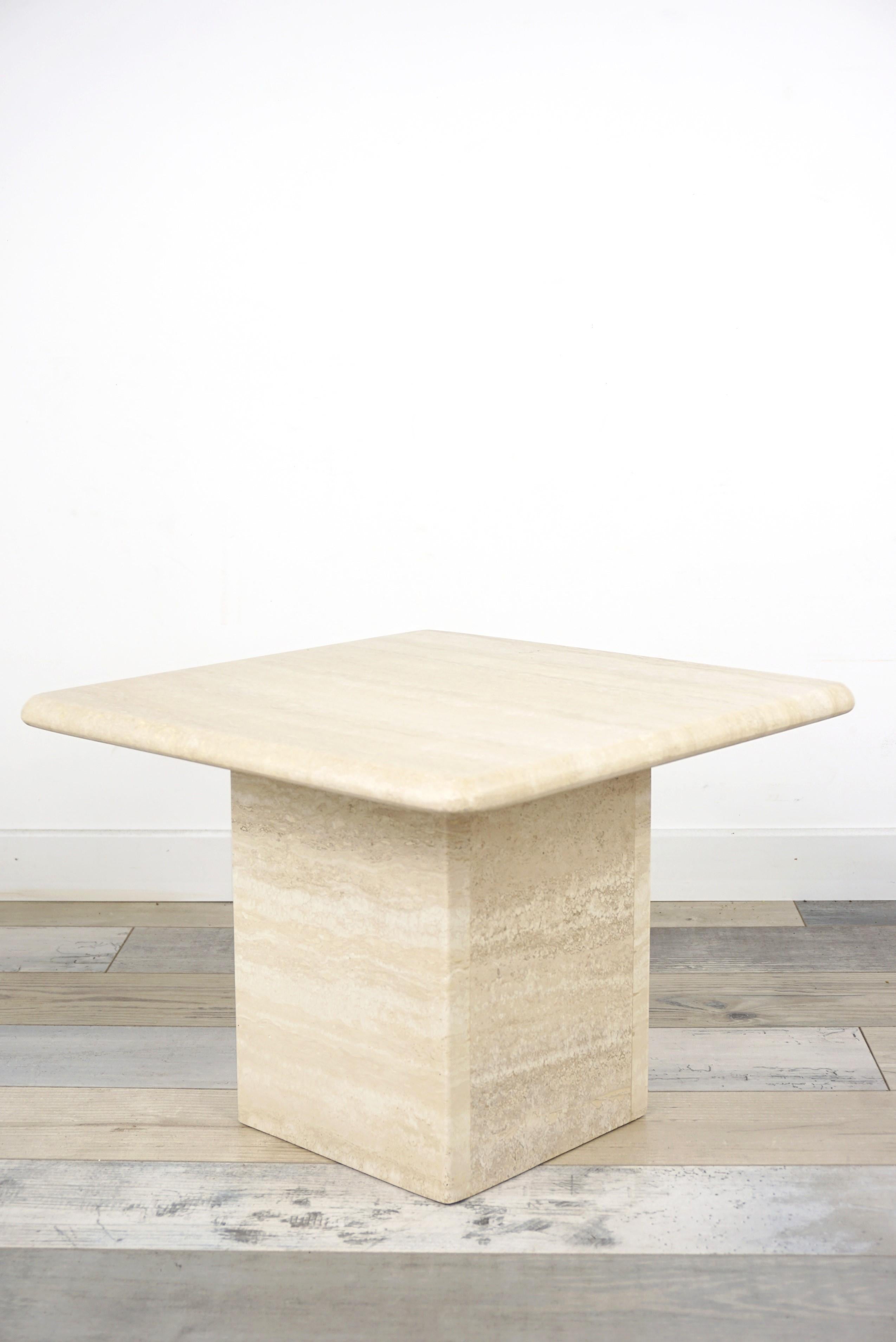 Travertine coffee table, which will find its place in the living room as an side table, at the end of the sofa to put his book or his smoking tea, or even as a harness to sublimate a vase, a sculpture, a plant! In short, the Swiss army knife of the