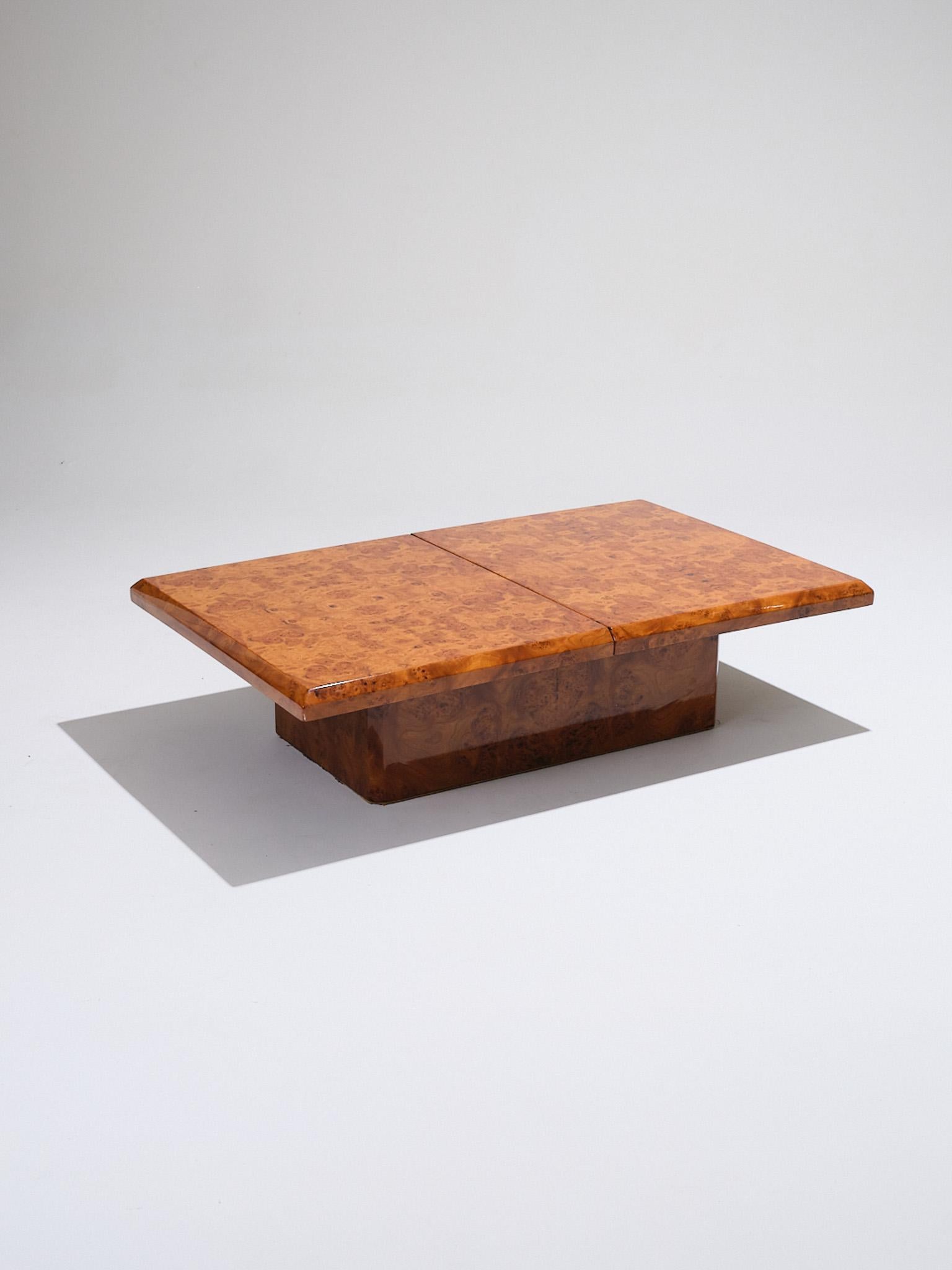 Table basse rectangulaire en loupe d'orme laquée aux angles arrondis, années 1970. La partie supérieure s'ouvre pour révéler un bar intégré avec un porte-bouteilles. Bon état général, avec une marque sombre d'origine sur le bord de la loupe.
DV4402