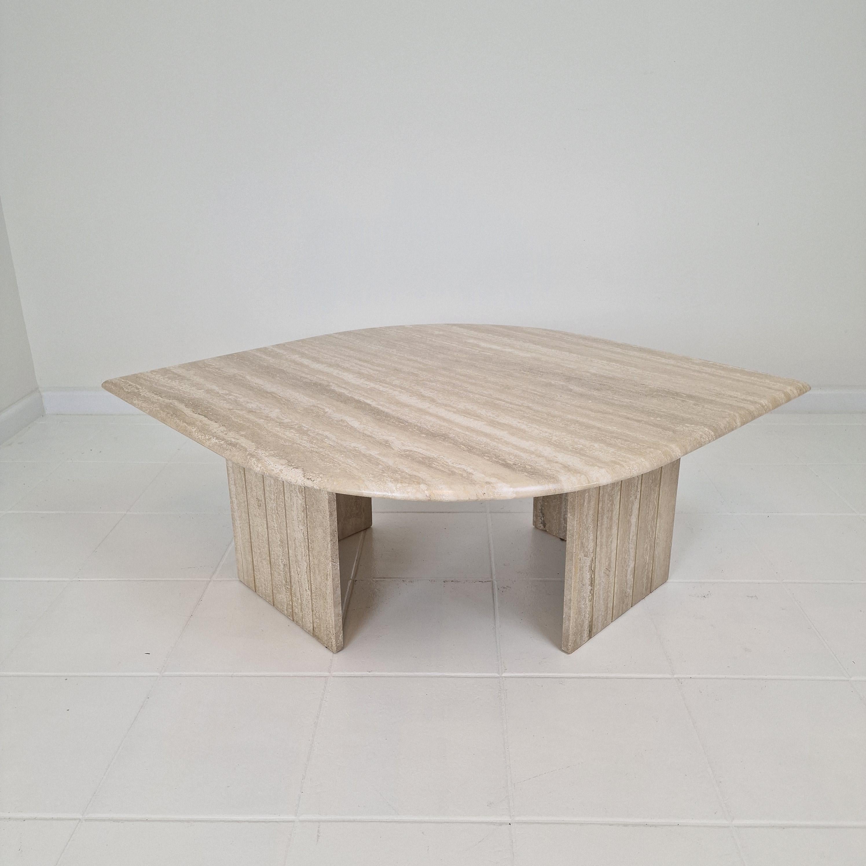 Very nice Italian coffee or side table, fabricated in the 1980's.
We found it near Como.

This teardrop shaped table is made of beautiful travertine.
Please take notice of the very nice patterns.

It has the normal traces of use and wear, see the