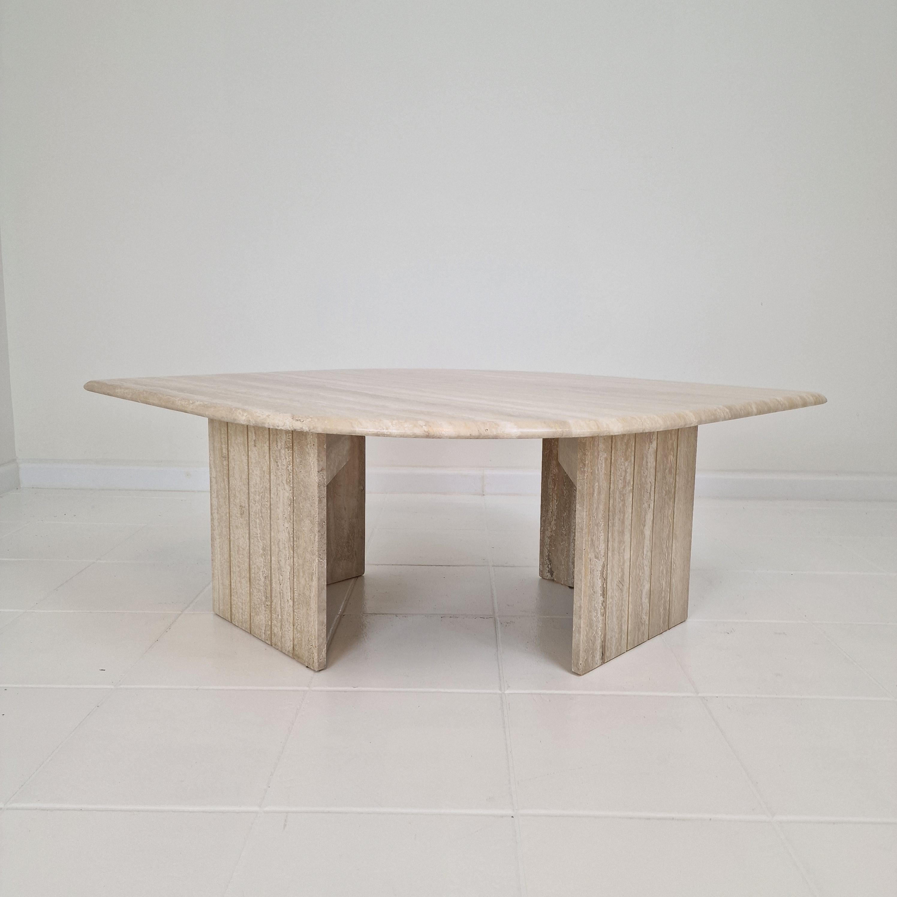 Travertine Coffee Table in Teardrop Shape, 1980's In Good Condition For Sale In Oud Beijerland, NL