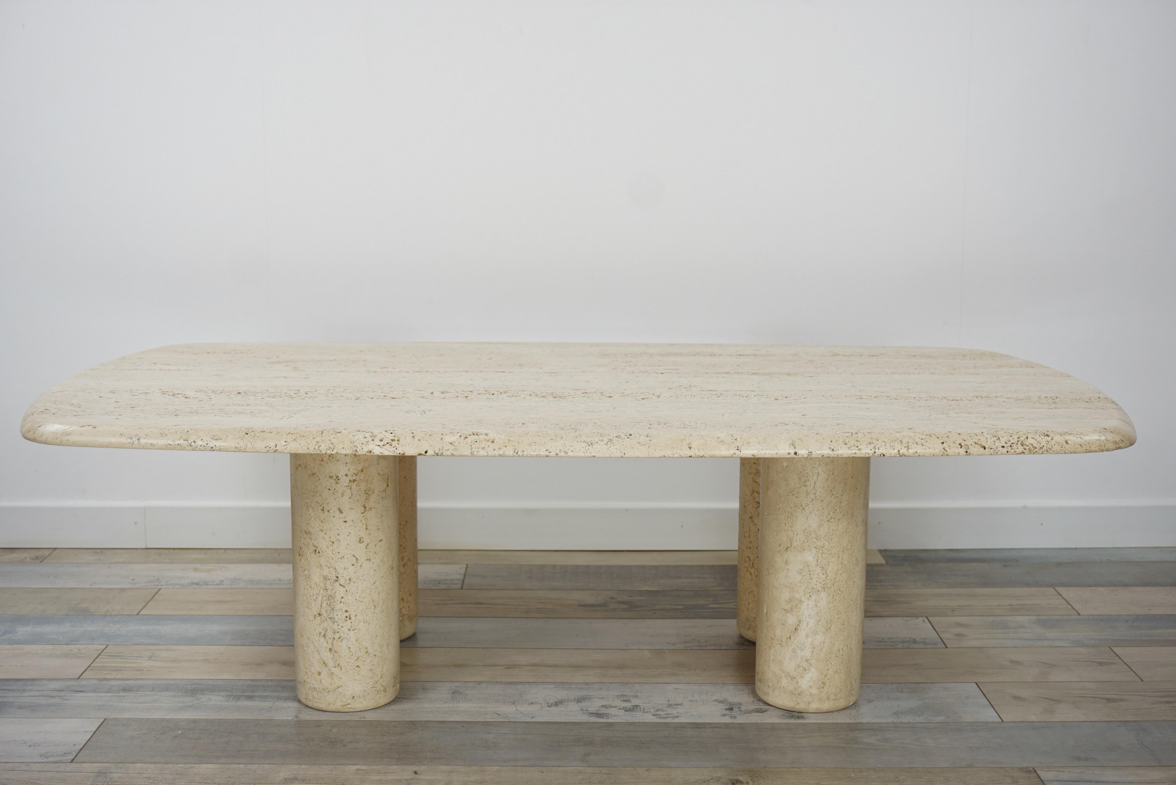 Travertine Italian design coffee table and Hollywood Regency style: You will be seduced by the charm, the elegance and the presence of this coffee table all in travertine. A gorgeous rectangular travertine tray finely carved as bevelled (121cm/68cm)