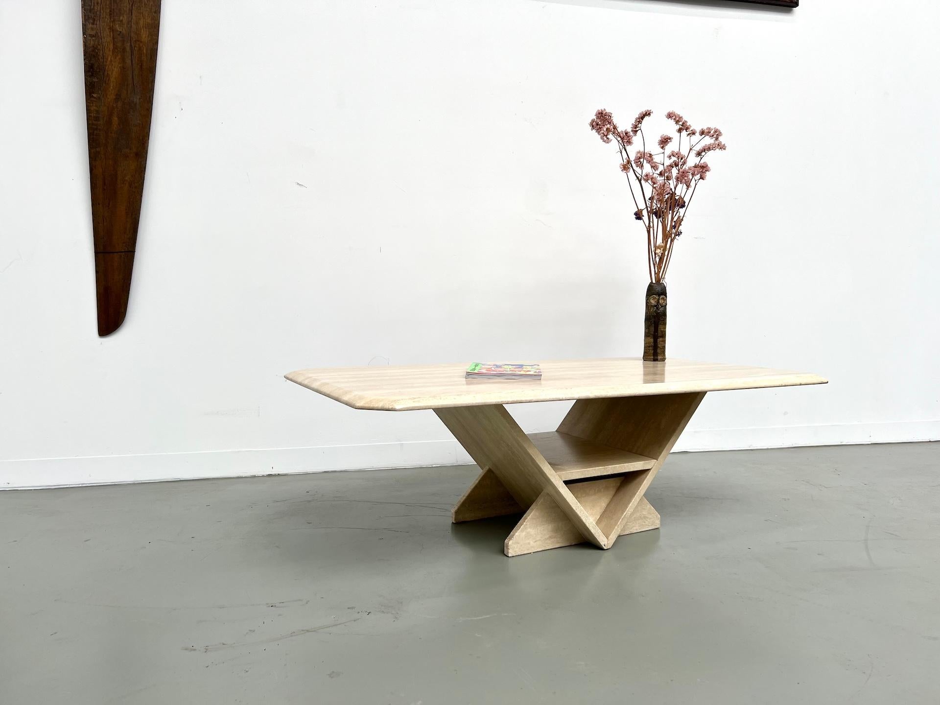 Mesa de centro de travertino fabricada en Italia en la década de 1970. finales del siglo XX en venta