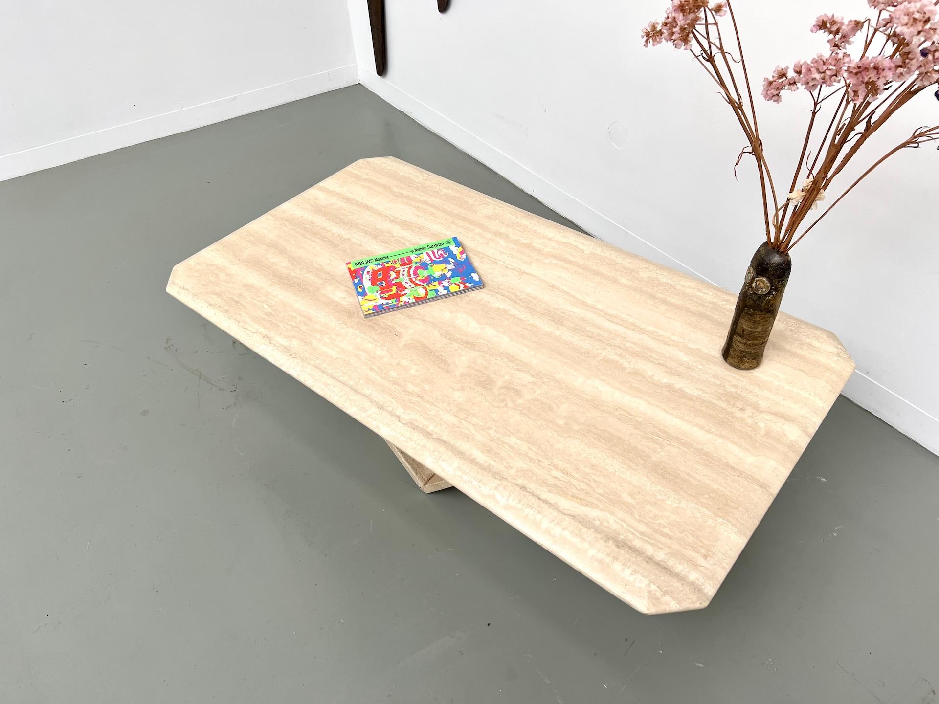 Mesa de centro de travertino fabricada en Italia en la década de 1970. en venta 1