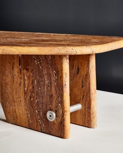 Couchtisch aus Travertin mit Beschlägen aus gebürstetem Aluminium oder Messing