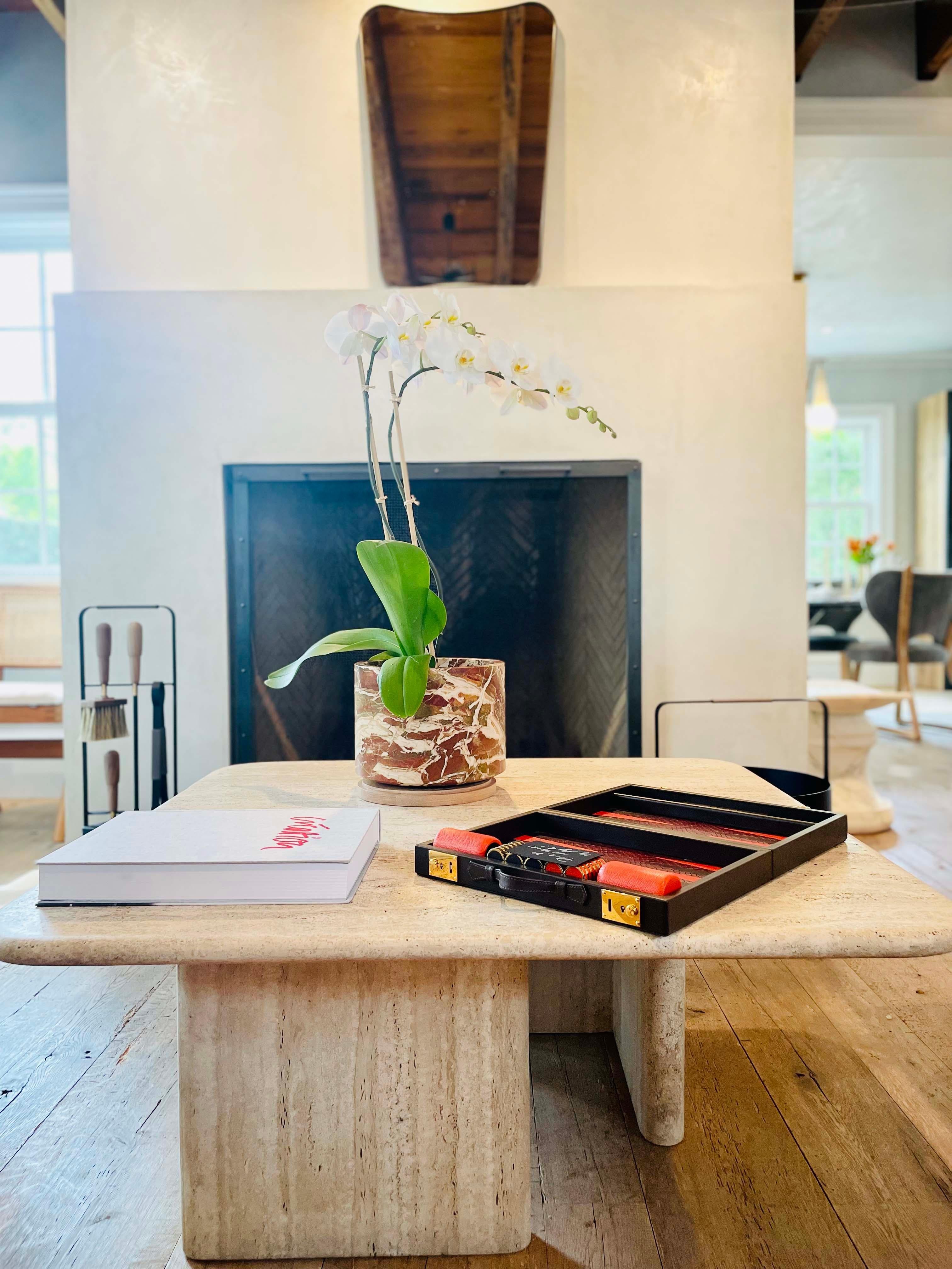 Cette luxueuse table basse est dotée d'un magnifique plateau en travertin et de pieds monumentaux en travertin assortis qui ne manqueront pas de faire sensation. Parfaite pour un salon ou un espace de réception formel, cette table ajoute de