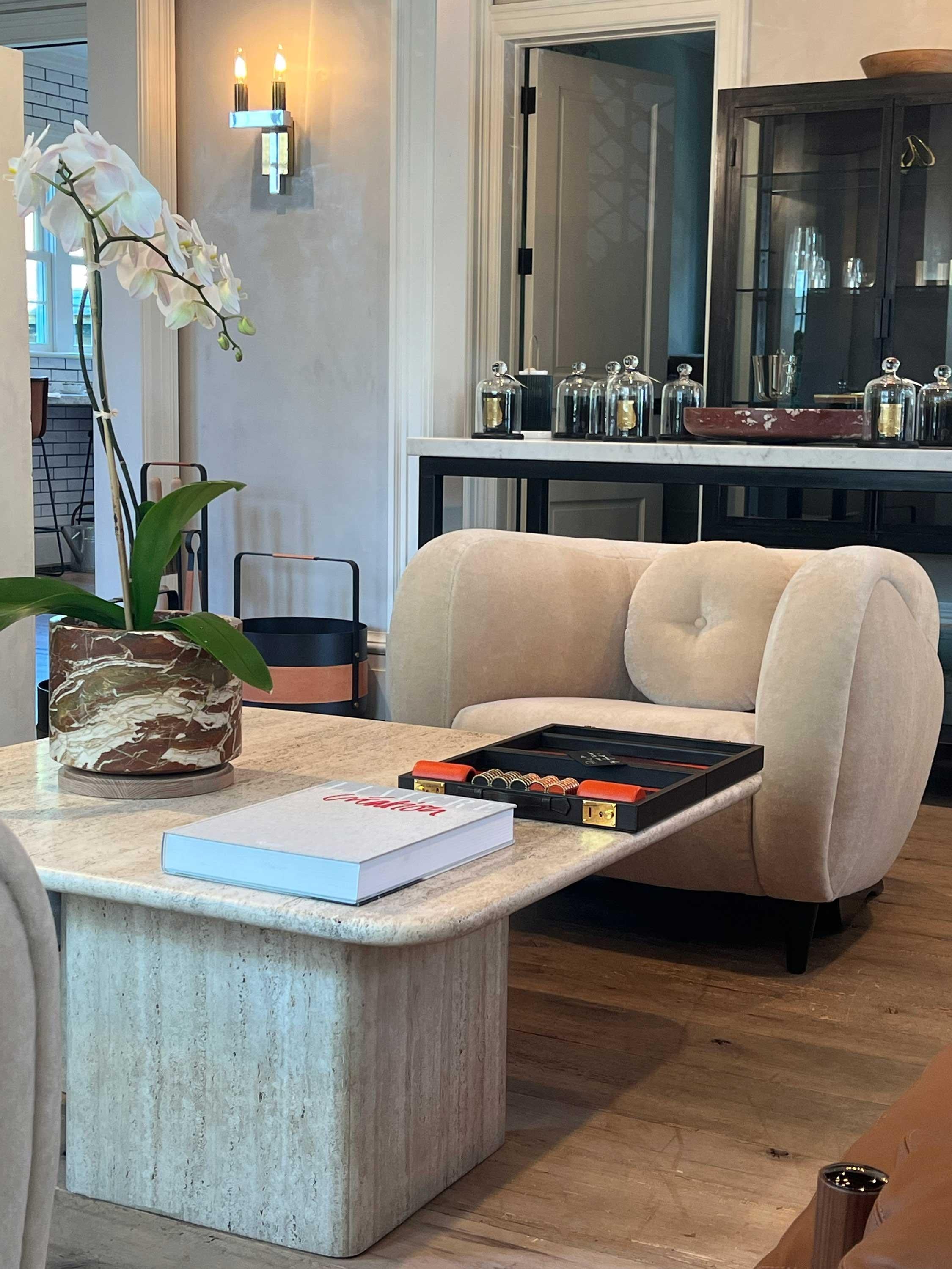 Table basse en travertin avec pieds monumentaux en travertin Neuf - En vente à Sag Harbor, NY