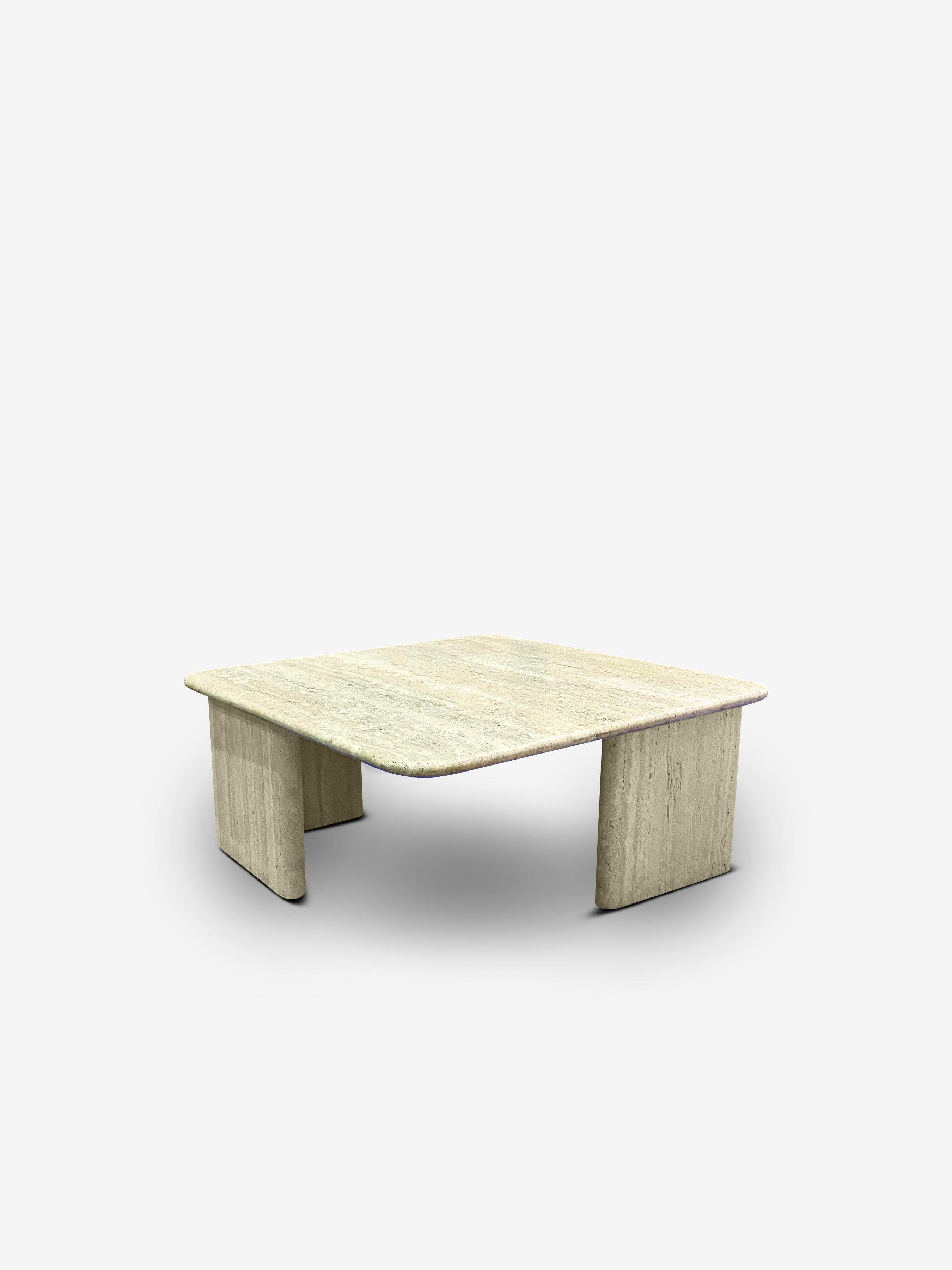 Travertin Table basse en travertin avec pieds monumentaux en travertin en vente