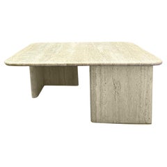 Couchtisch aus Travertin mit monumentalen Travertinbeinen aus Travertin
