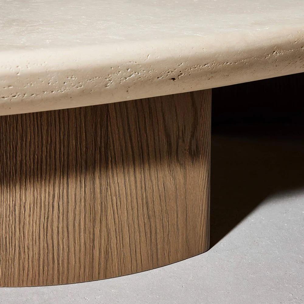 Mid-Century Modern Table basse en travertin avec pieds en bois en vente