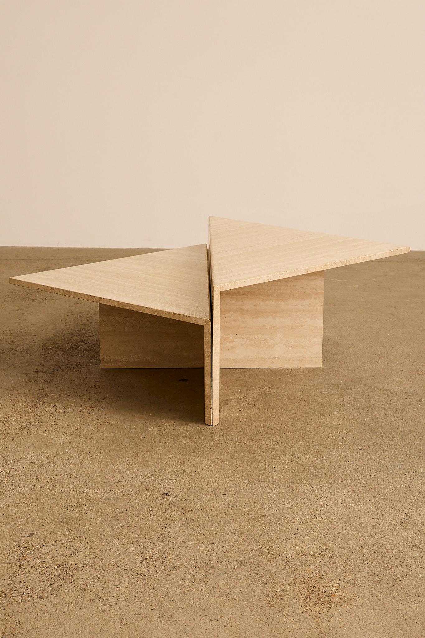 Table basse triangulaire en travertin italien des années 1970, signée Up&Up, au design géométrique audacieux et à la texture de pierre naturelle.

H40 W126 D64 cm
H30,5 L126 P64 cm
