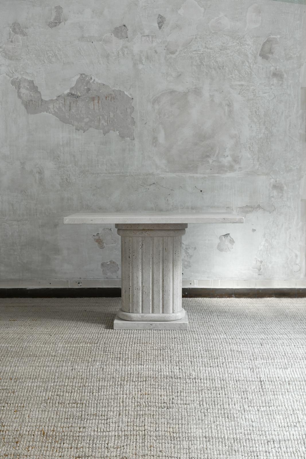 Console in travertino
Dettagli del prodotto
Realizzato con due elementi: base a colonna e piano.
Dimensioni: 116 W x 79 H × 56 D cm