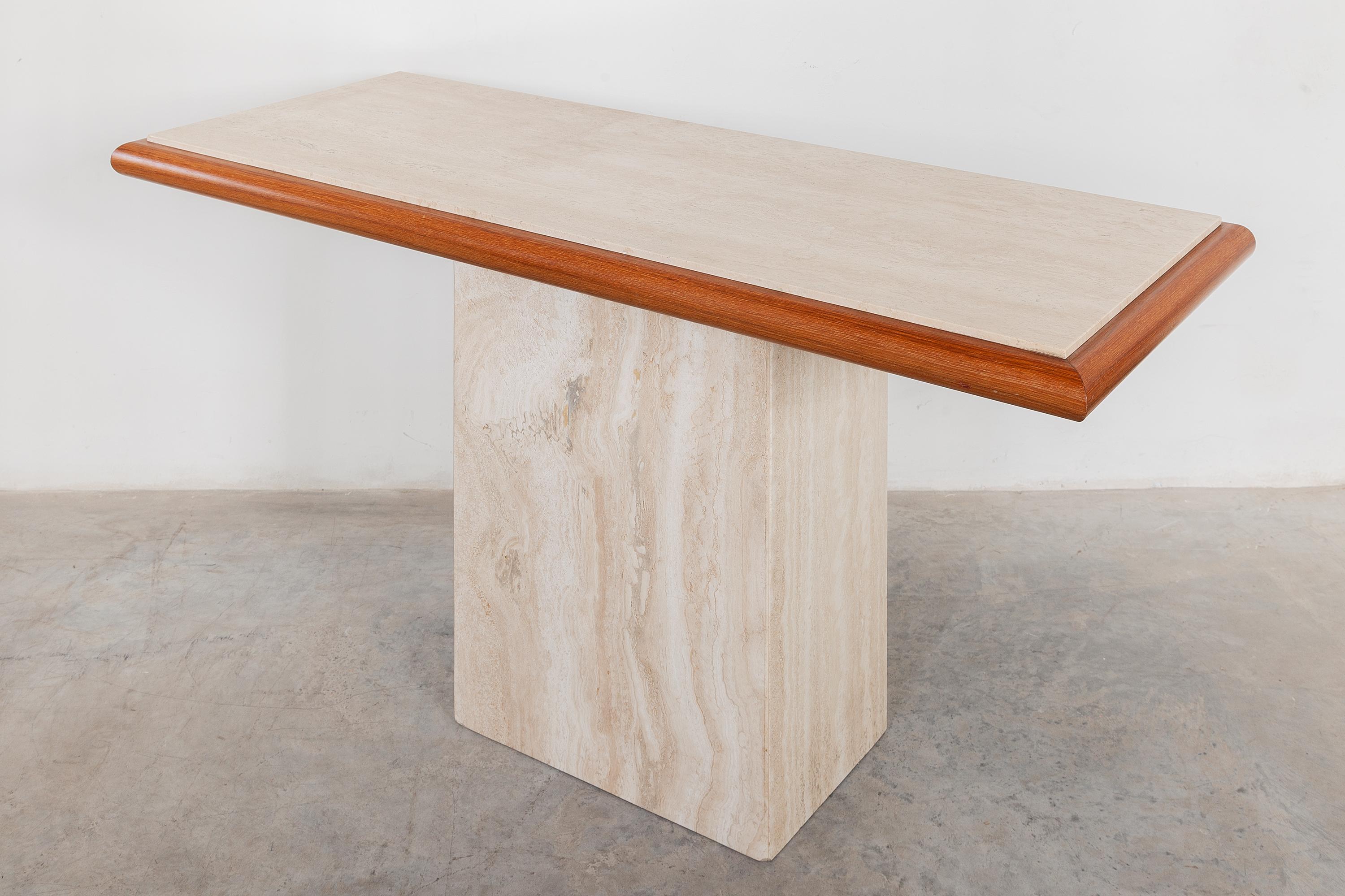 Table console italienne en travertin des années 1970, conçue par Stone International, Italie. Plateau de table en pierre crème et gris chaud, bordé de teck.

Dimensions : 139W x 74H x 57D. Parfait état d'origine.