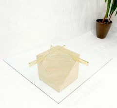 Table basse italienne moderne du milieu du siècle dernier à base cubique en travertin et plateau carré en verre