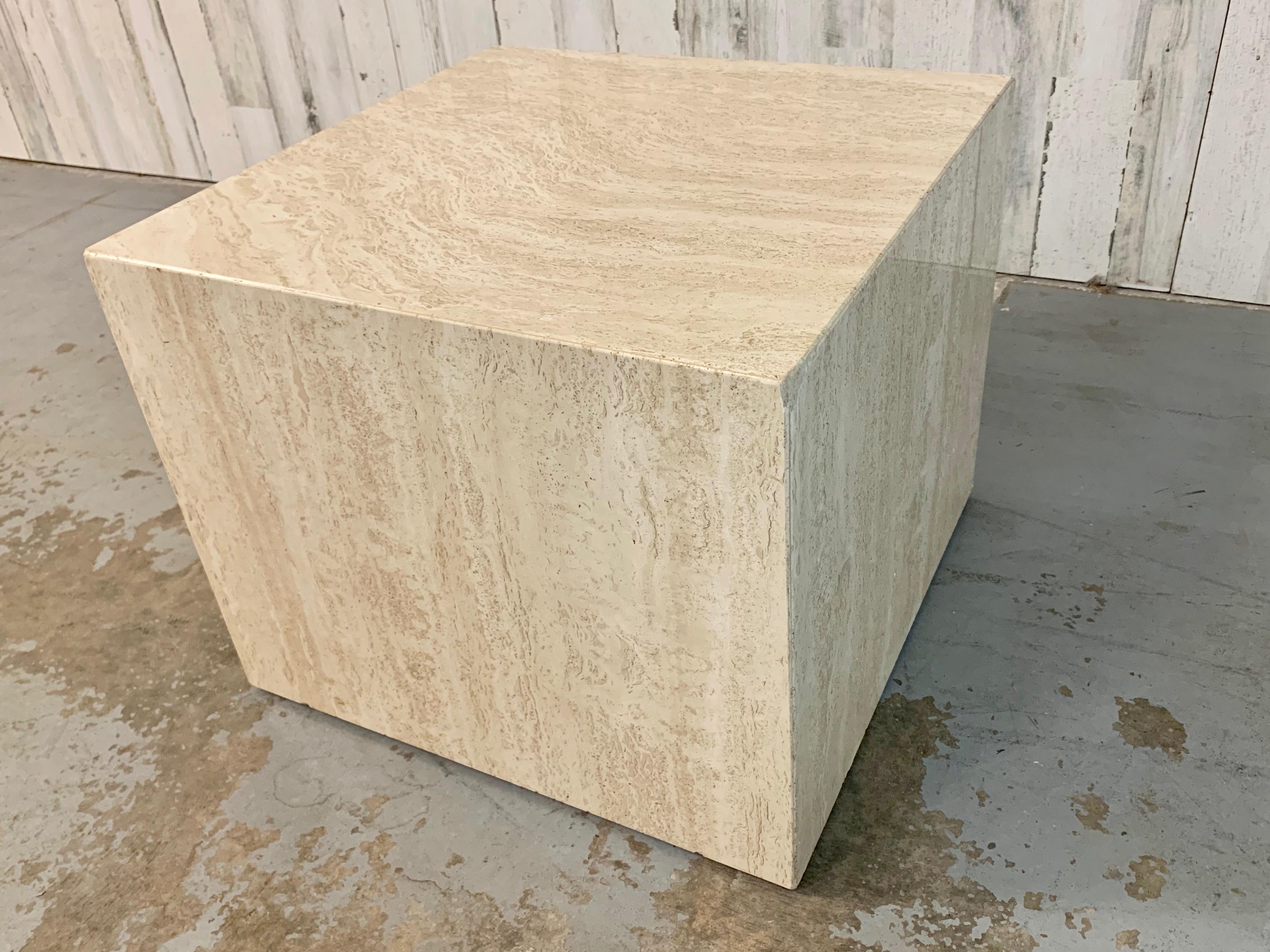 Table basse cubique en travertin en vente 3