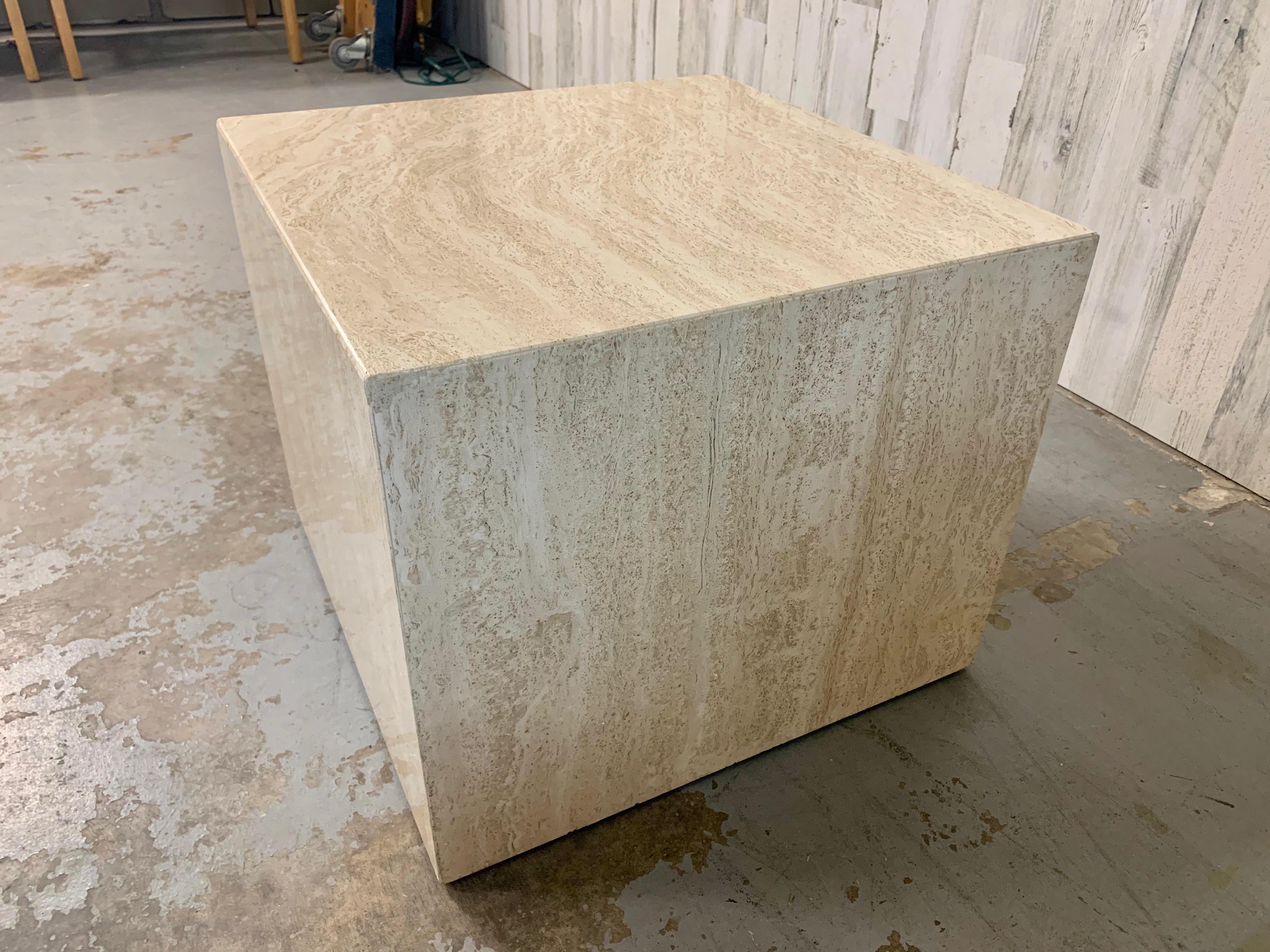 Table basse cubique en travertin en vente 4