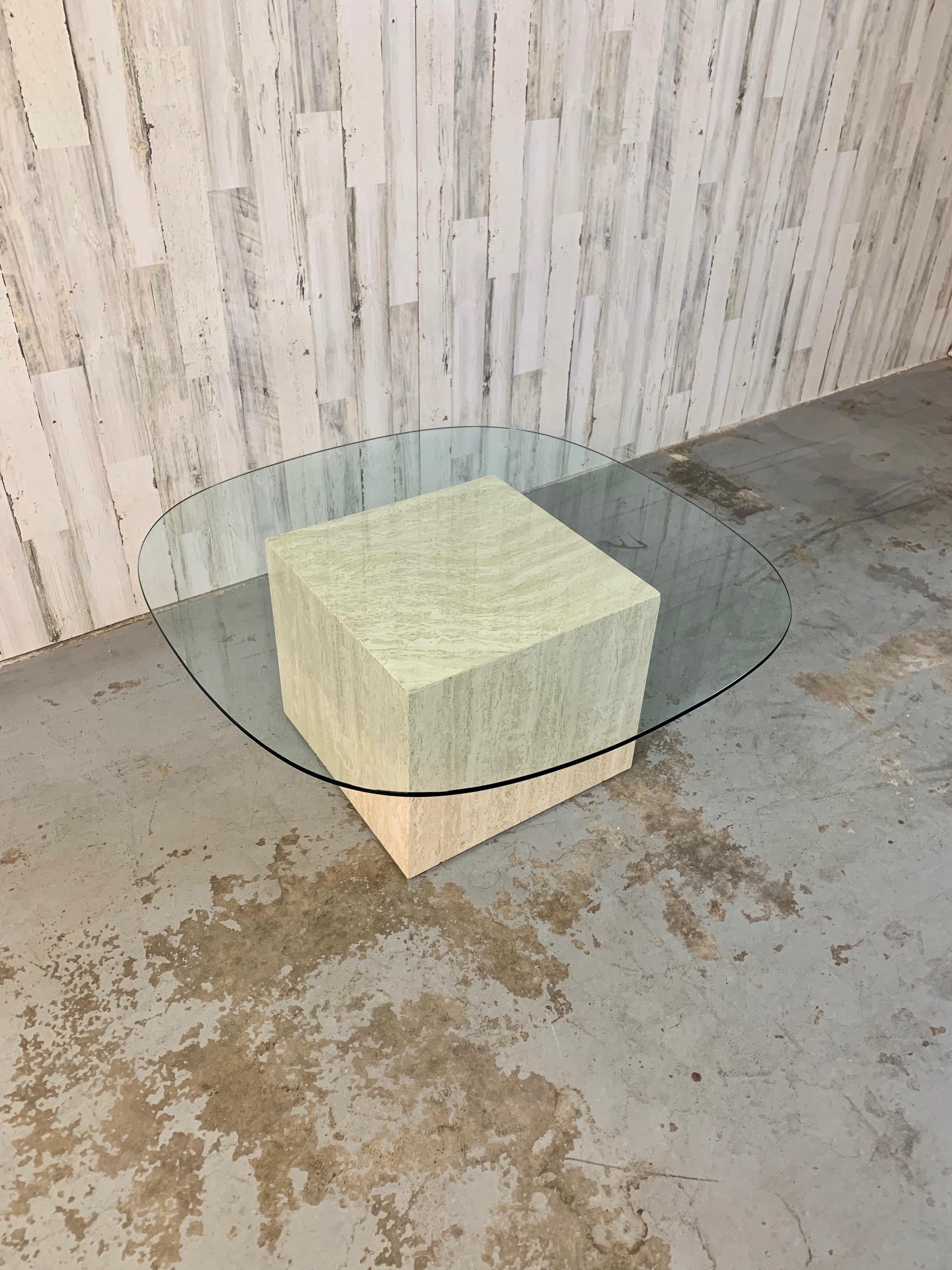 Table basse cubique moderniste en travertin sur roulettes avec plateau en verre.
Le plateau en verre est optionnel.